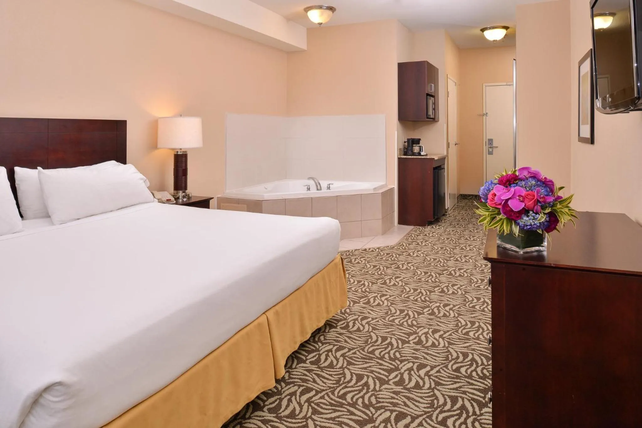 Bedroom, Bed in Holiday Inn Express Fresno River Park Highway 41 by IHG
