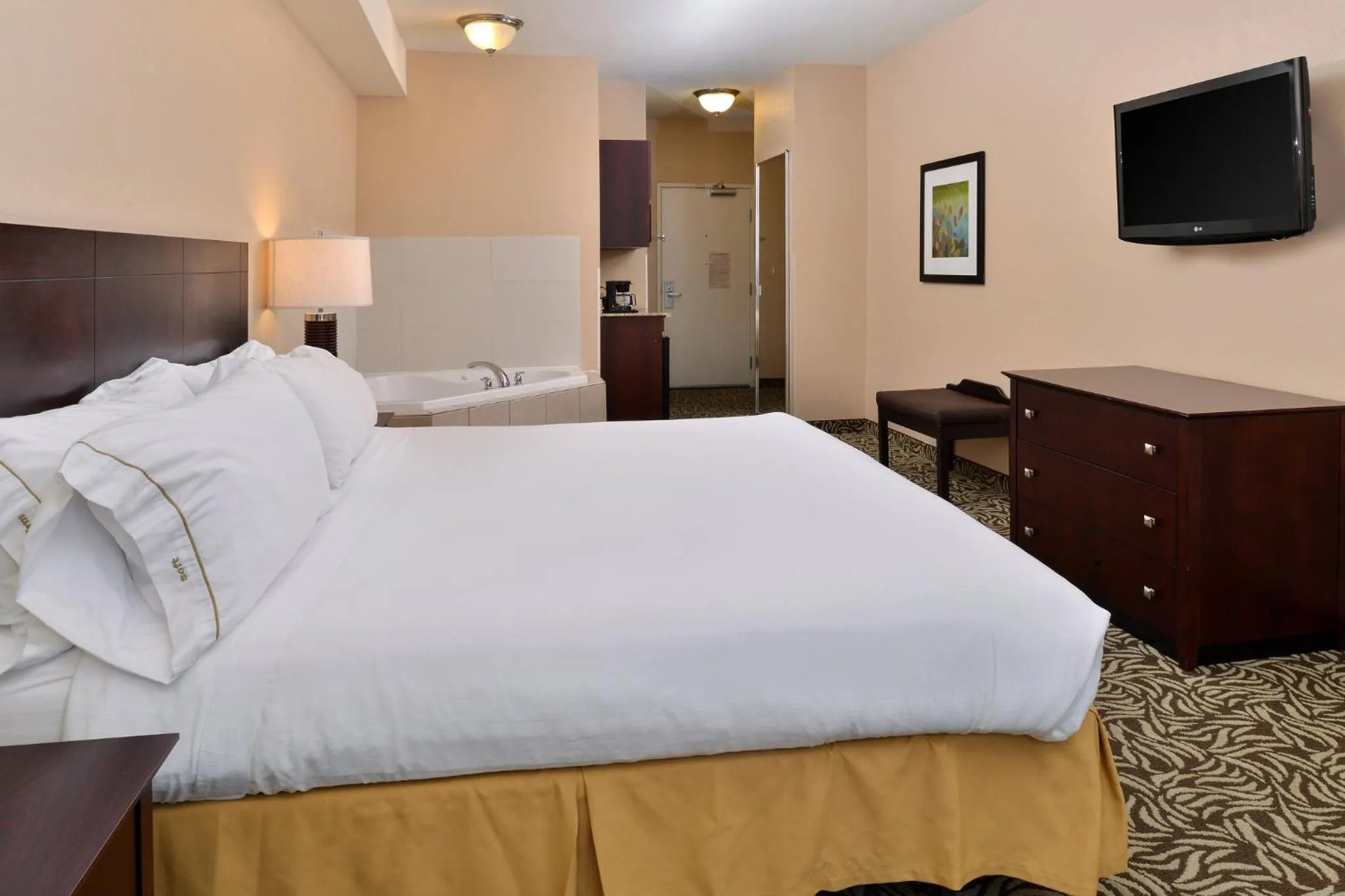 Photo of the whole room, Bed in Holiday Inn Express Fresno River Park Highway 41 by IHG