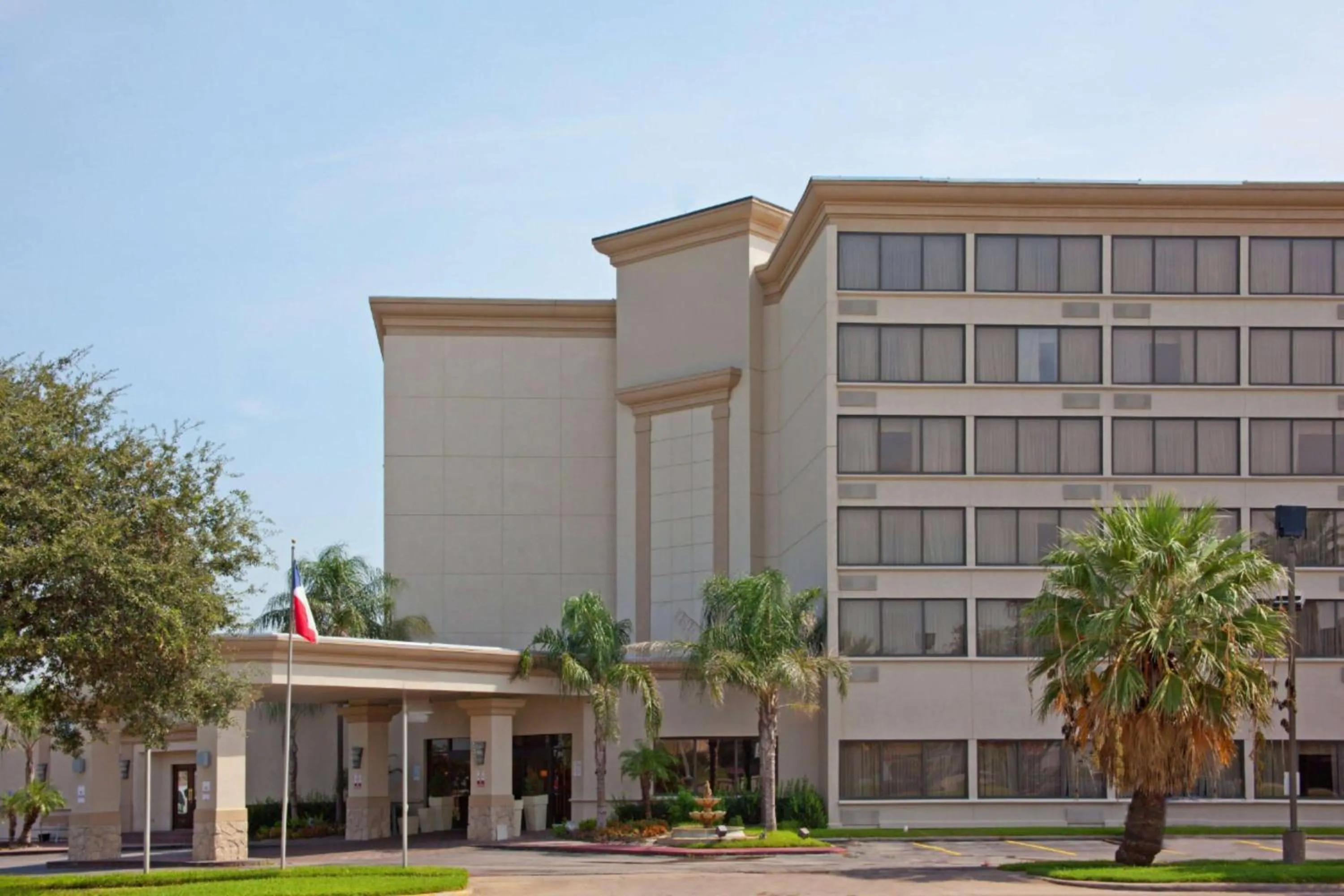 Property building in Wyndham Houston Hobby Airport