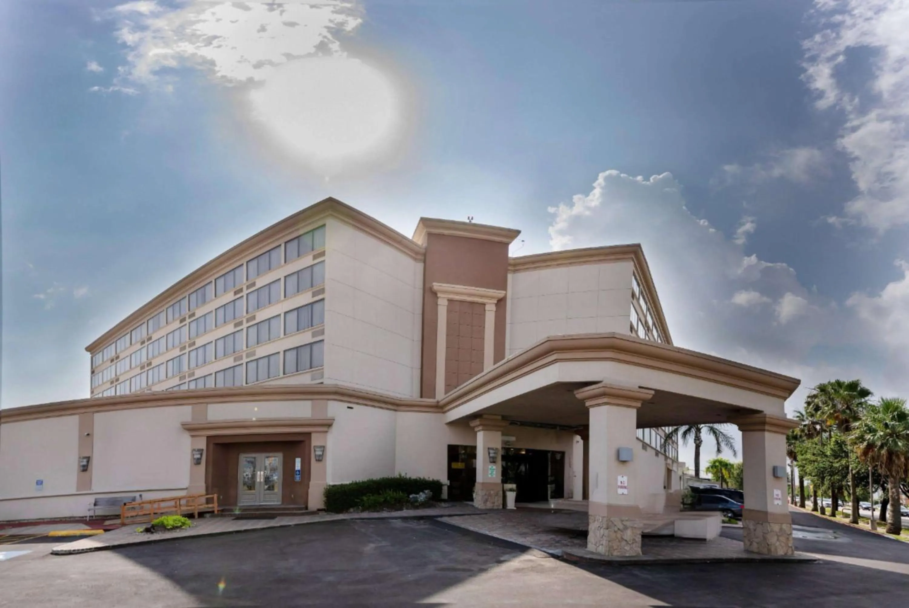 Property building in Wyndham Houston Hobby Airport