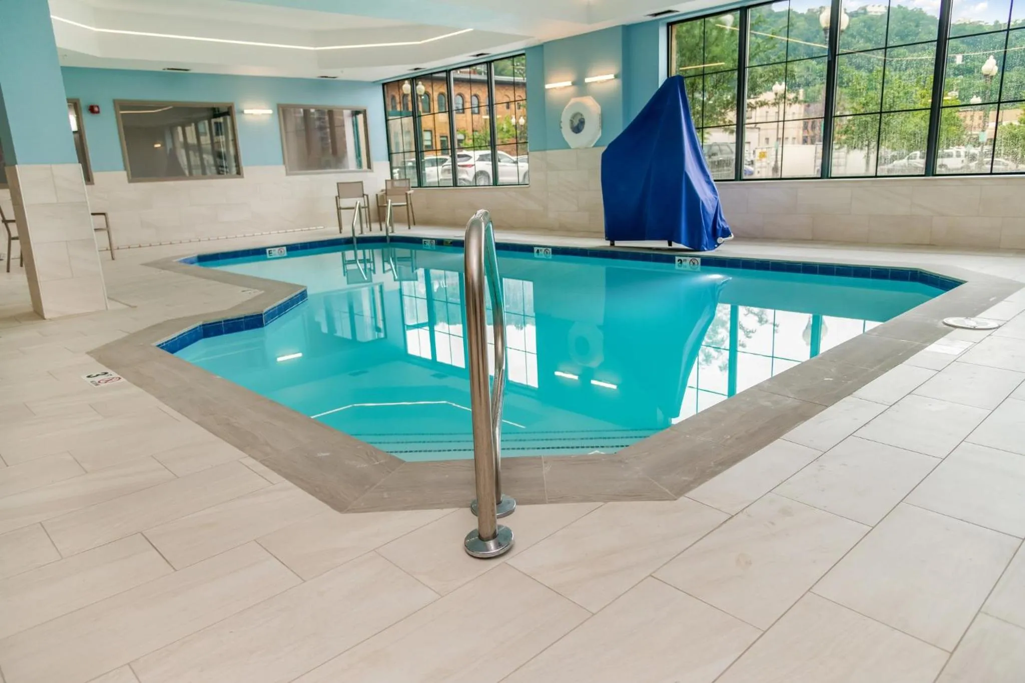 Swimming pool in Holiday Inn Express Hotel & Suites Pittsburgh-South Side by IHG