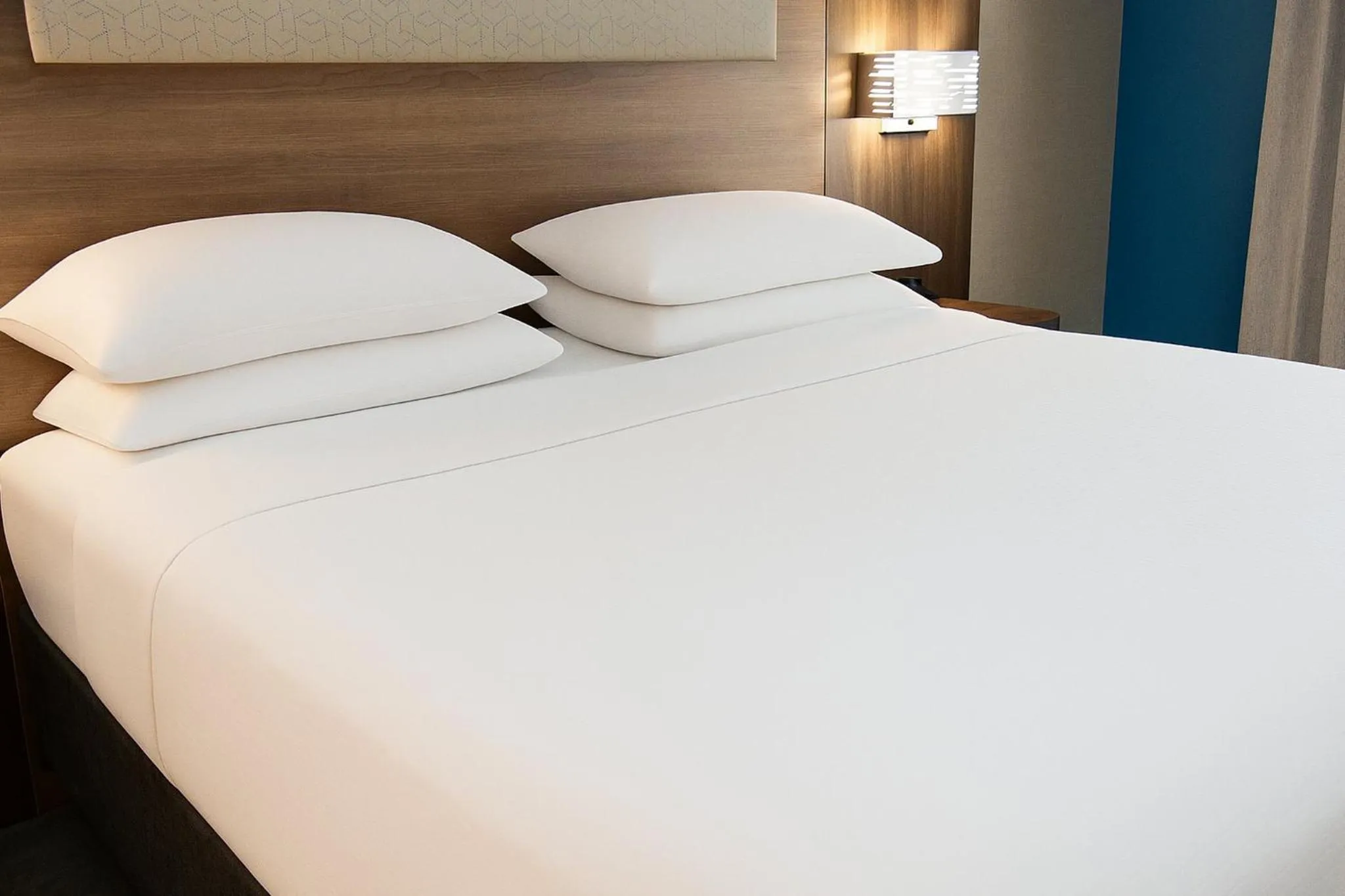 Photo of the whole room, Bed in Holiday Inn Express Hotel & Suites Pittsburgh-South Side by IHG