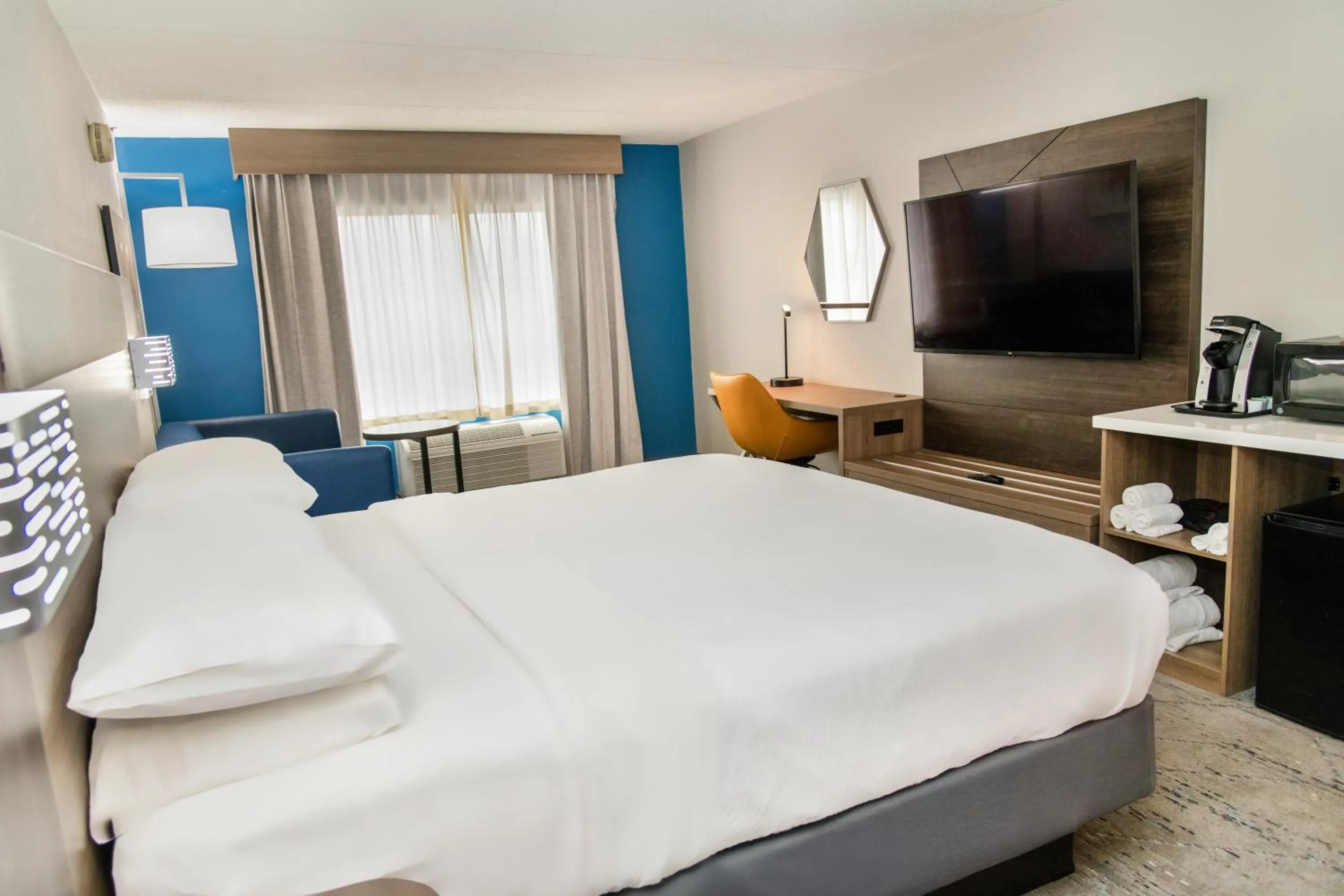 Bedroom, Bed in Holiday Inn Express Hotel & Suites Pittsburgh-South Side by IHG