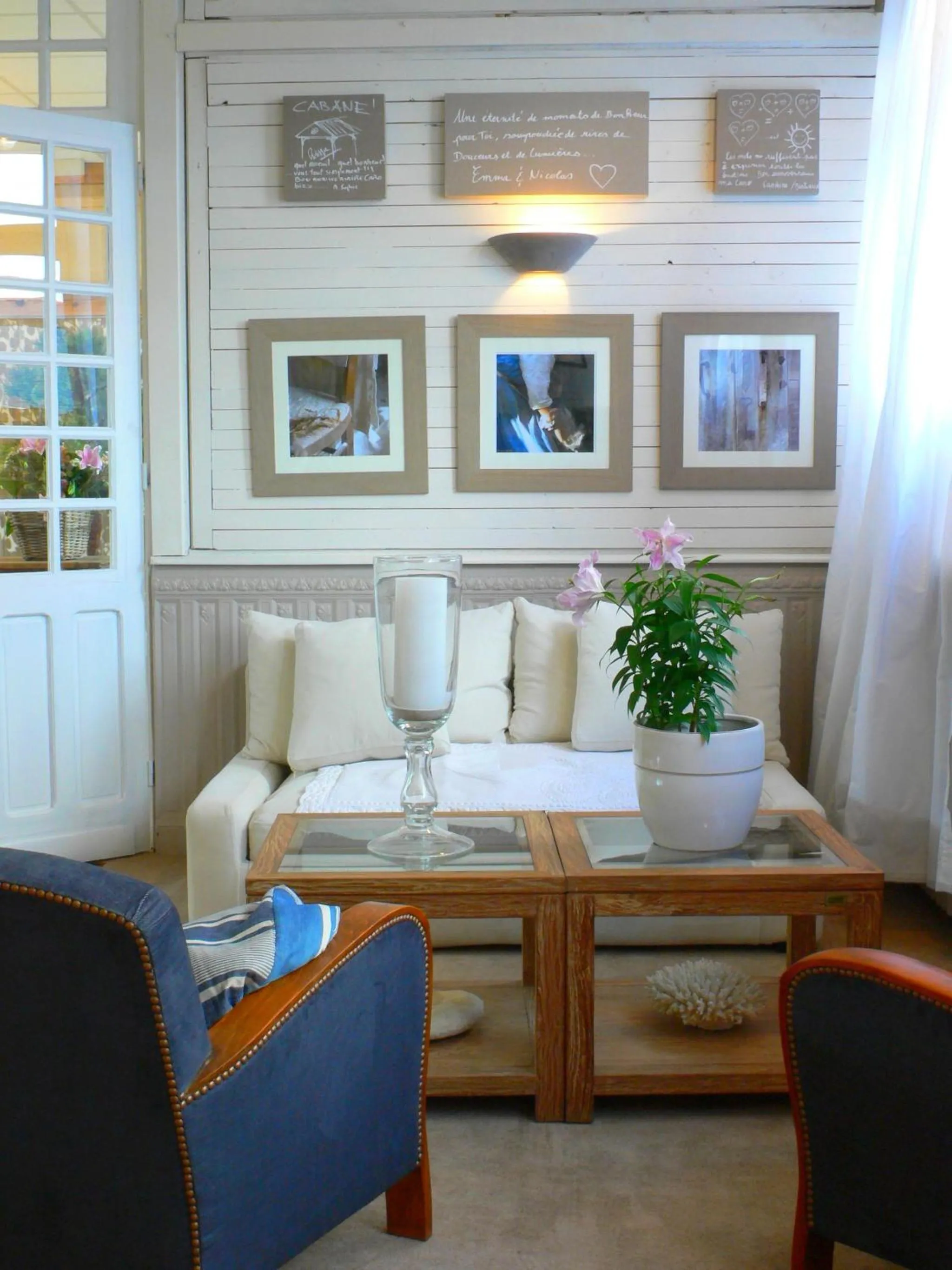 Lounge or bar in La Marine de Loire Hôtel & Spa