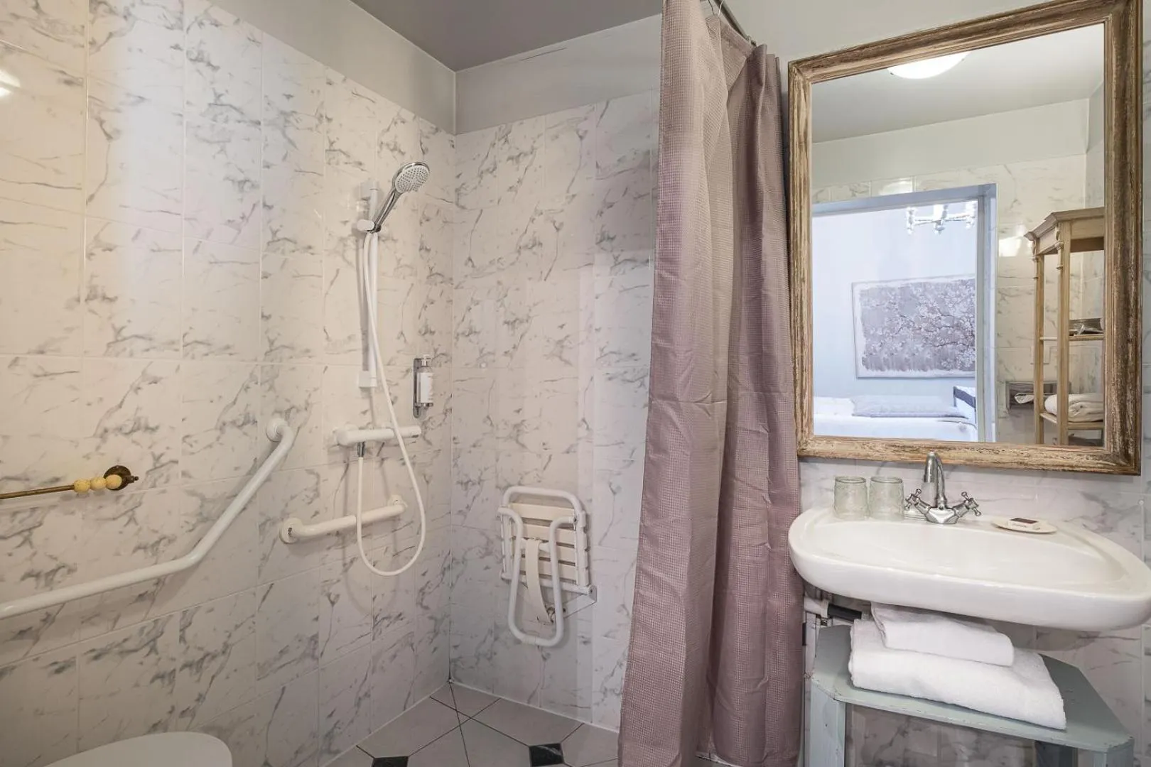 Bathroom in La Marine de Loire Hôtel & Spa