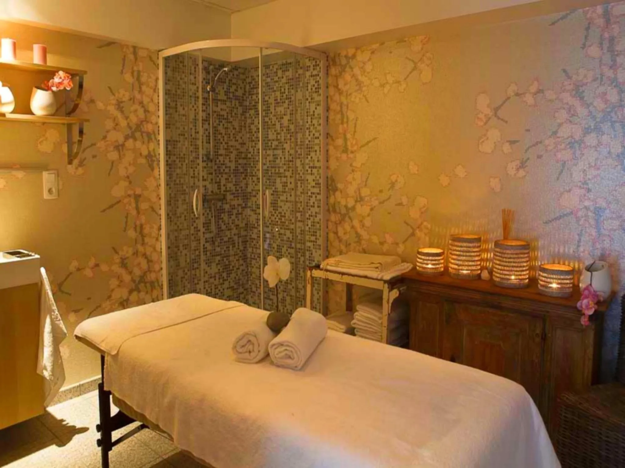Massage, Bed in La Marine de Loire Hôtel & Spa