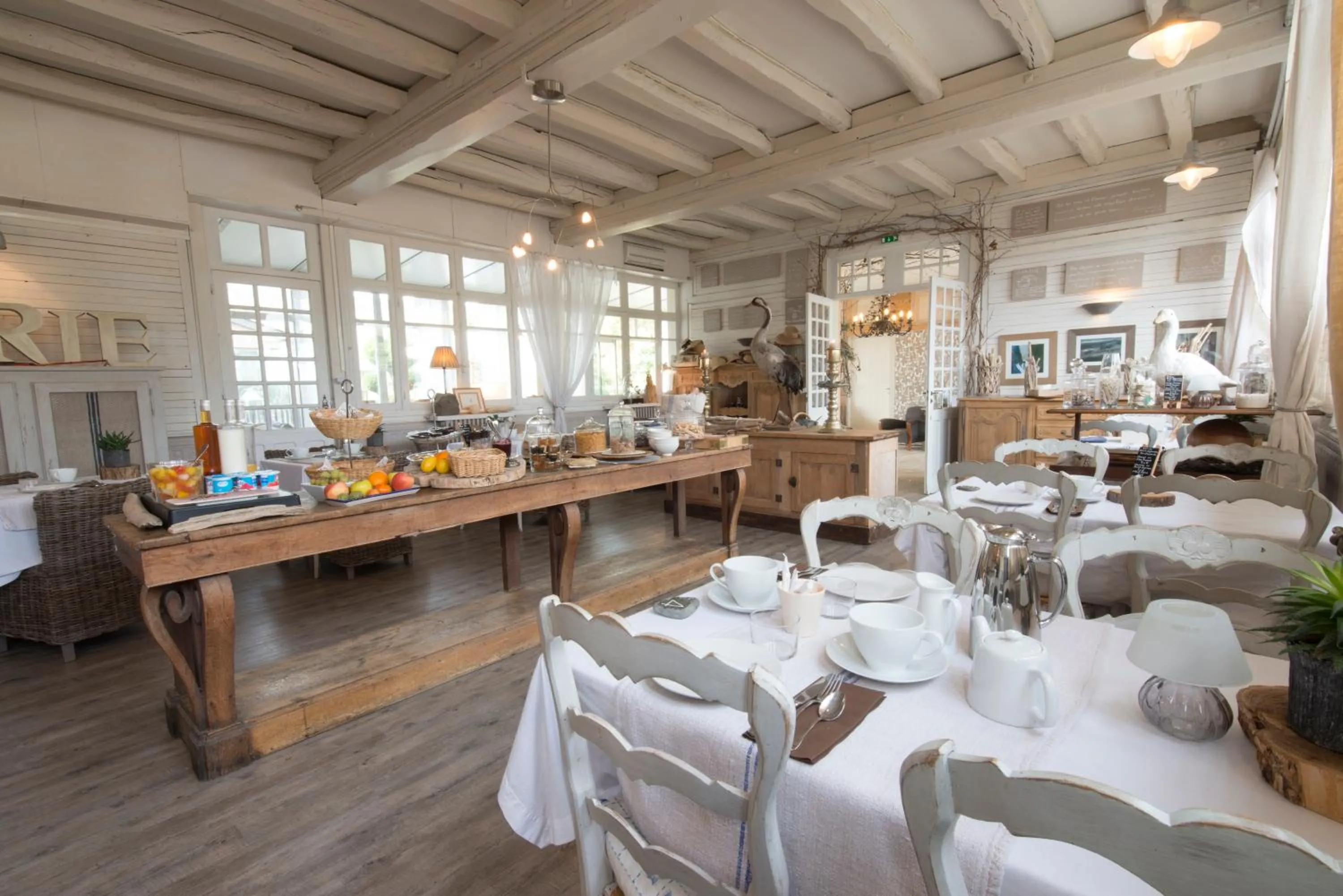 Lounge or bar in La Marine de Loire Hôtel & Spa