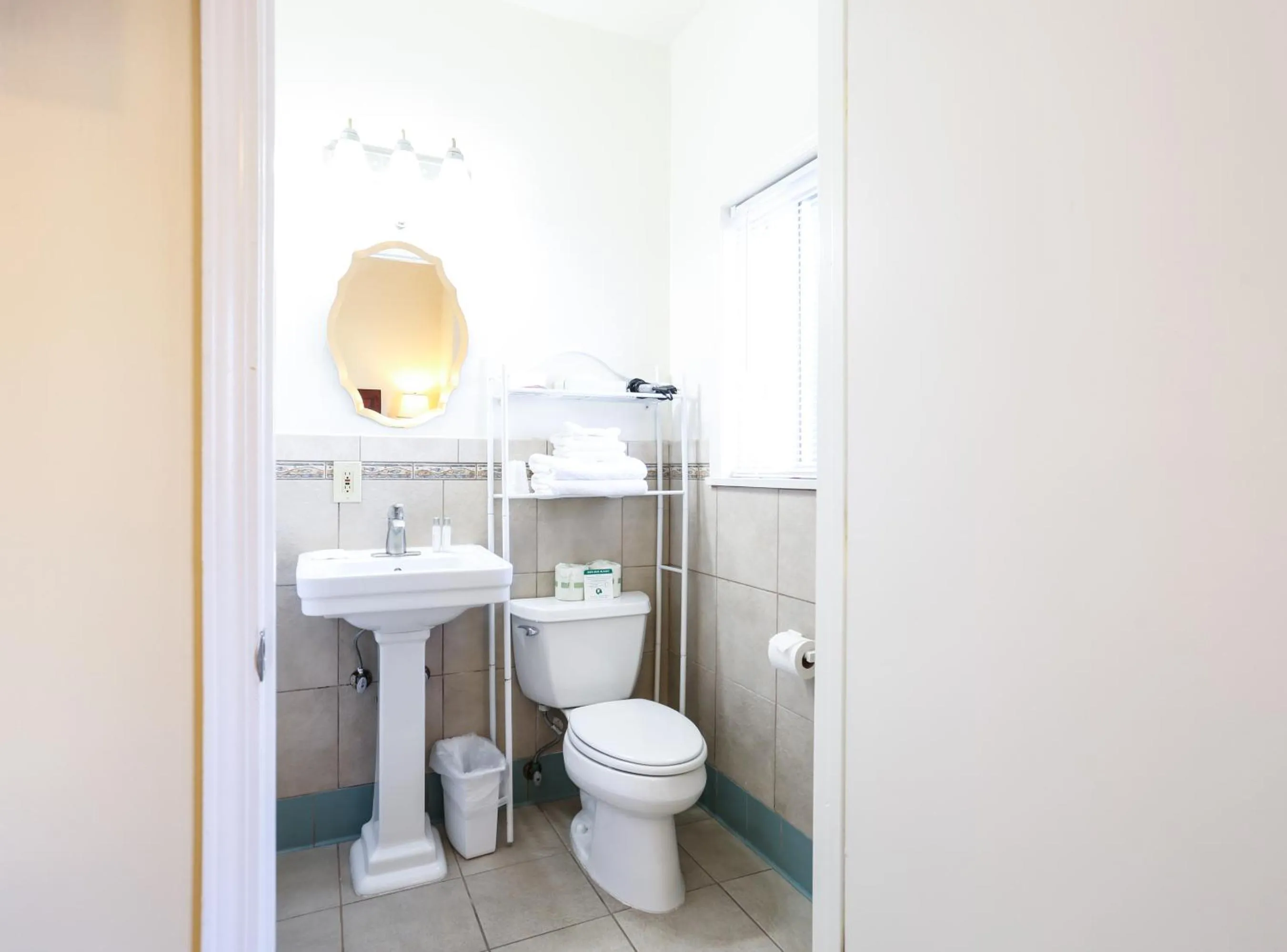 Toilet in The Hotel Hollywood