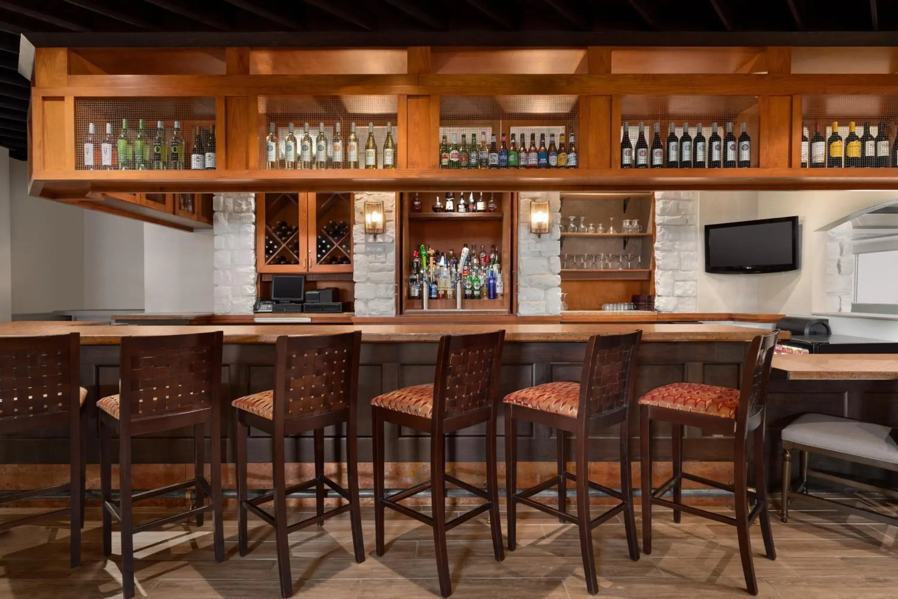 Lounge or bar in Holiday Inn Houston Intercontinental Airport by IHG Lounge or bar in Holiday Inn Houston Intercontinental Airport by IHG