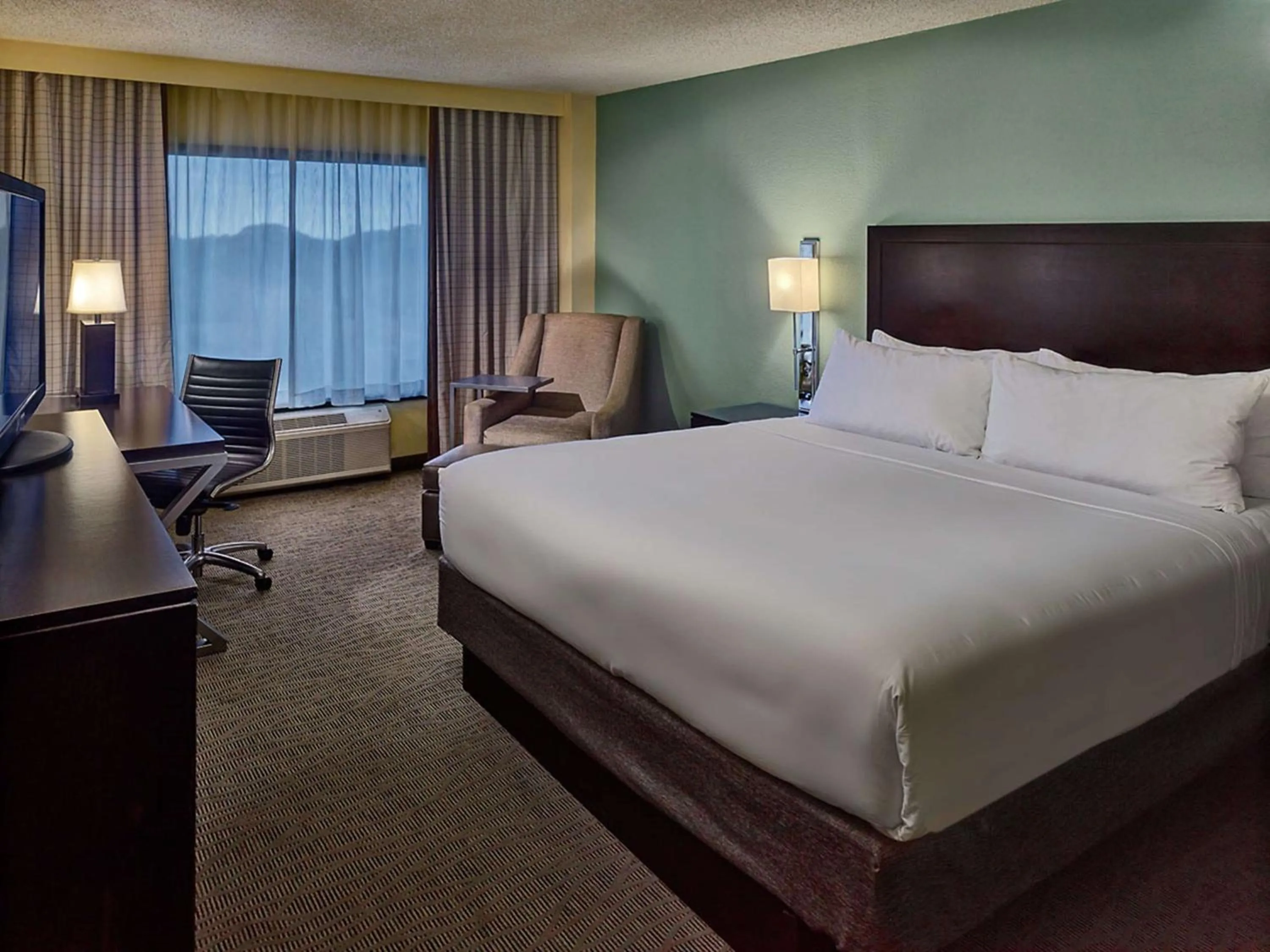 Bedroom, Bed in Sonesta Atlanta Airport North