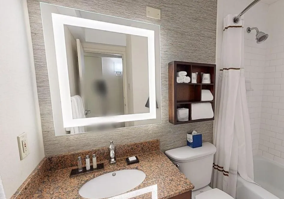 Bathroom in Wyndham Philadelphia-Historic District