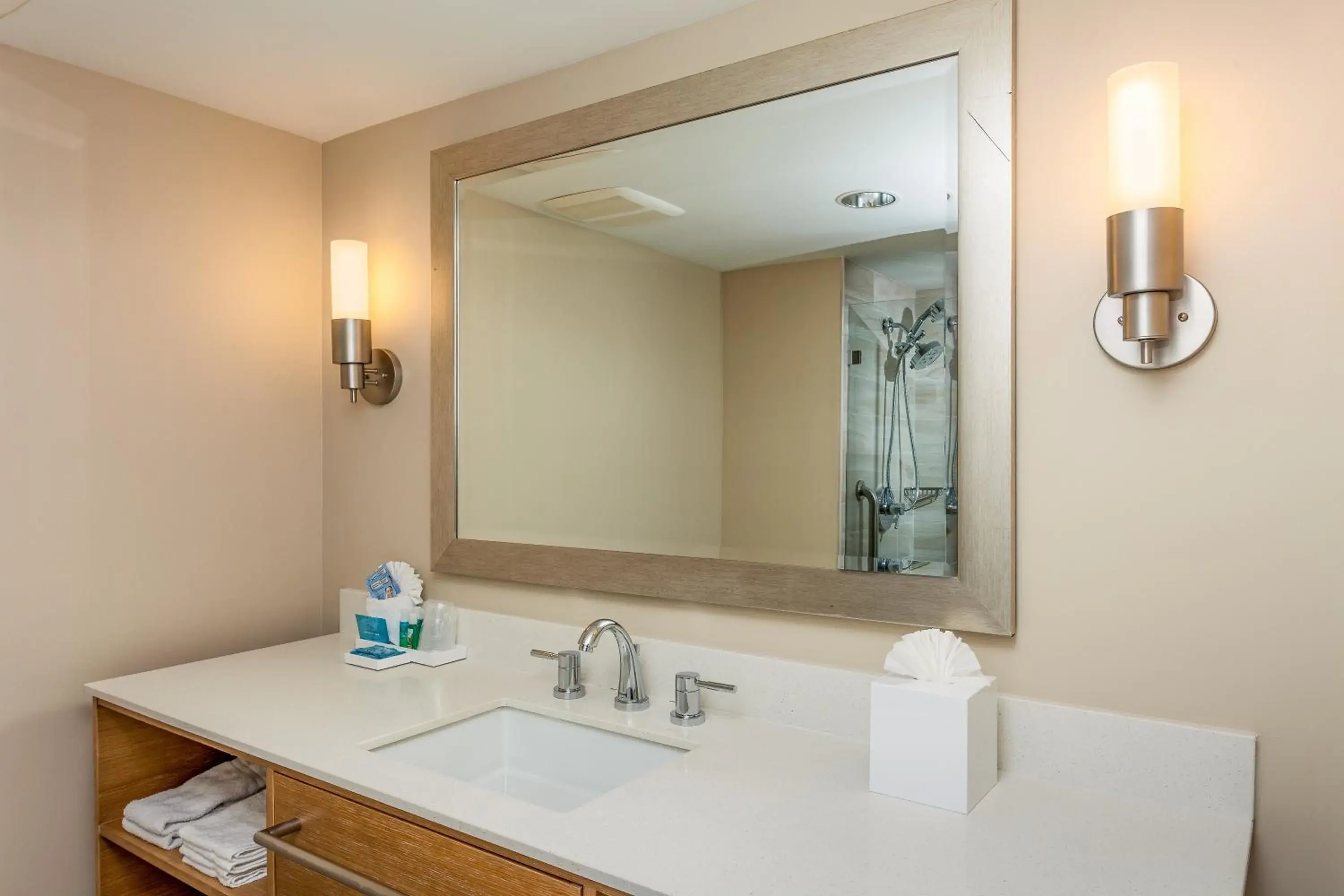 Double Room - Disability Access/Roll-In Shower in Holiday Inn Express and Suites La Jolla - Windansea Beach, and IHG Hotel Double Room - Disability Access/Roll-In Shower in Holiday Inn Express and Suites La Jolla - Windansea Beach, and IHG Hotel