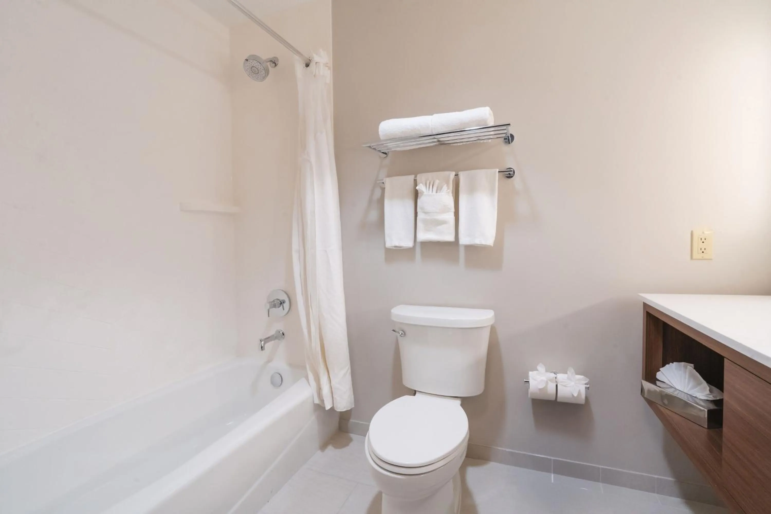 Photo of the whole room in Holiday Inn Hou Energy Corridor Eldridge by IHG