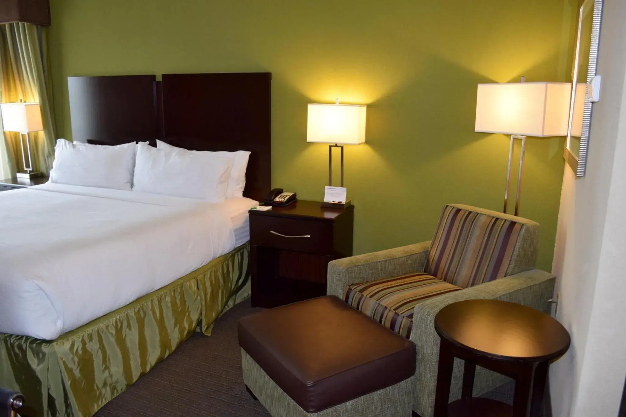 Photo of the whole room, Bed in Holiday Inn Hou Energy Corridor Eldridge by IHG Photo of the whole room, Bed in Holiday Inn Hou Energy Corridor Eldridge by IHG