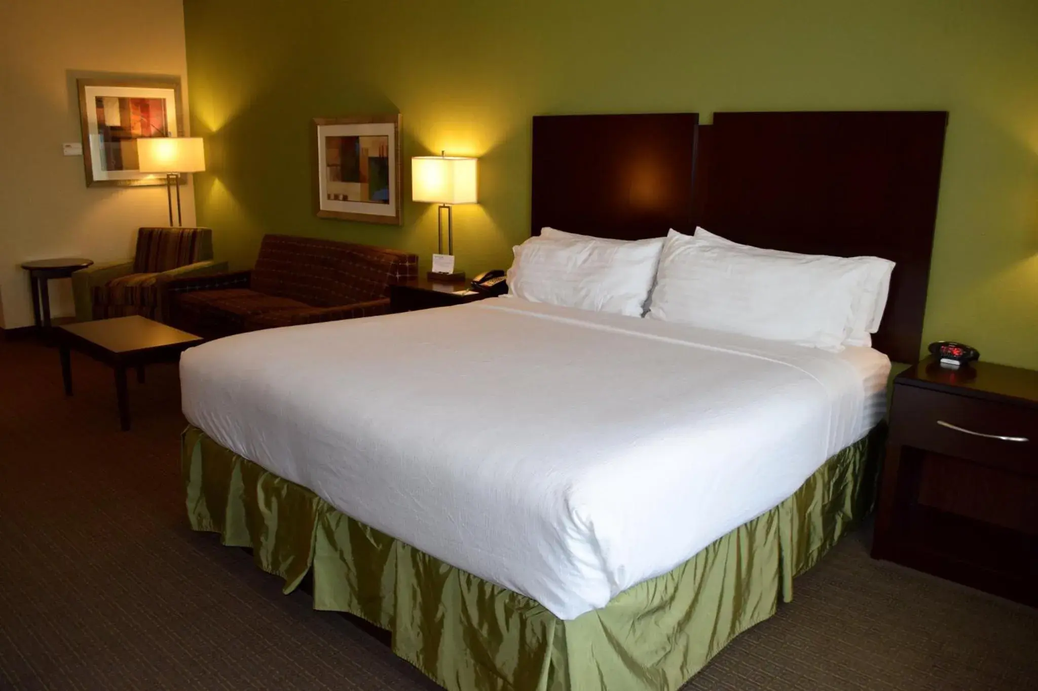 Photo of the whole room, Bed in Holiday Inn Hou Energy Corridor Eldridge by IHG Photo of the whole room, Bed in Holiday Inn Hou Energy Corridor Eldridge by IHG