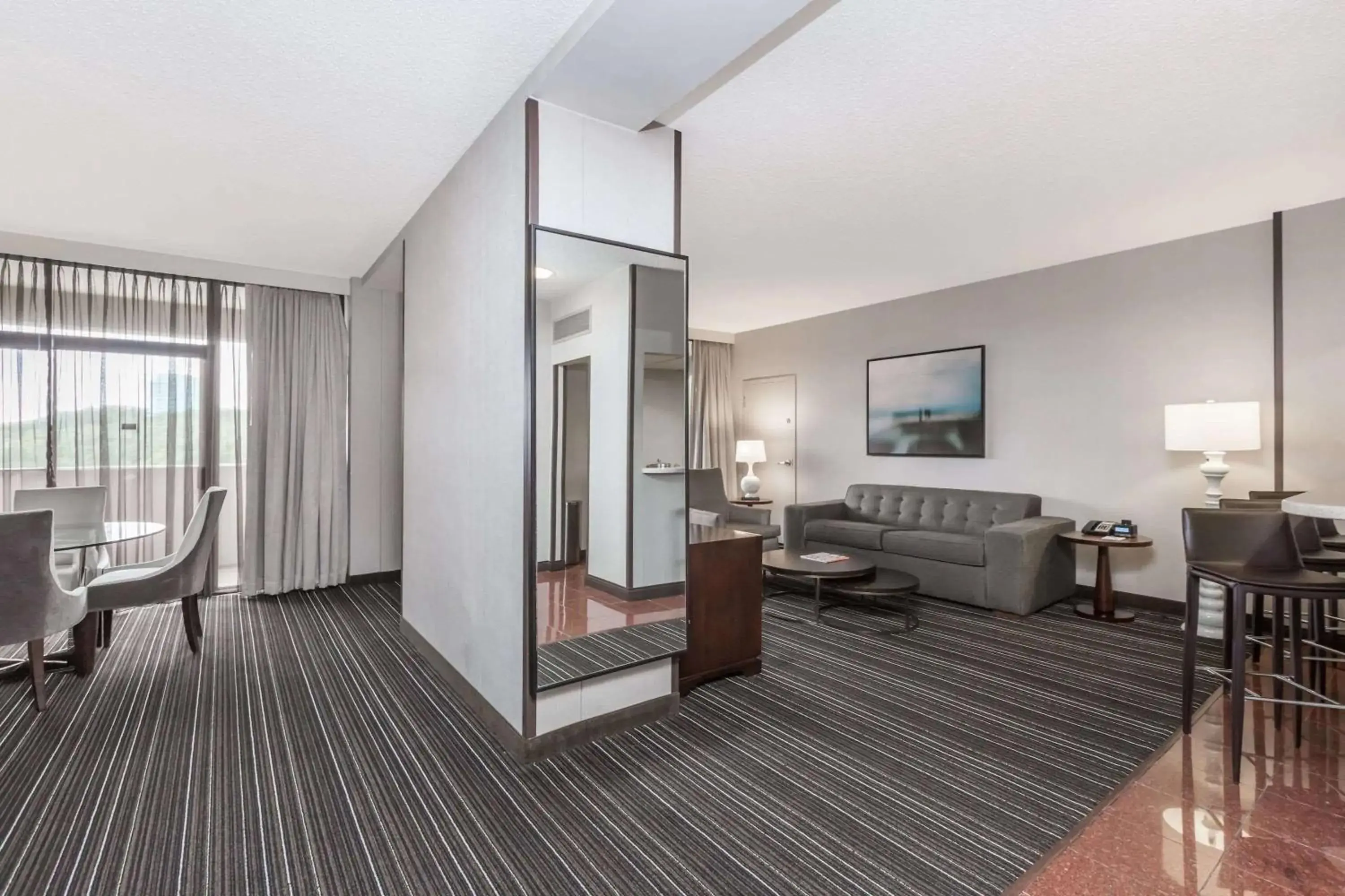 Living room in Sonesta Atlanta Northwest Galleria - Marietta Living room in Sonesta Atlanta Northwest Galleria - Marietta