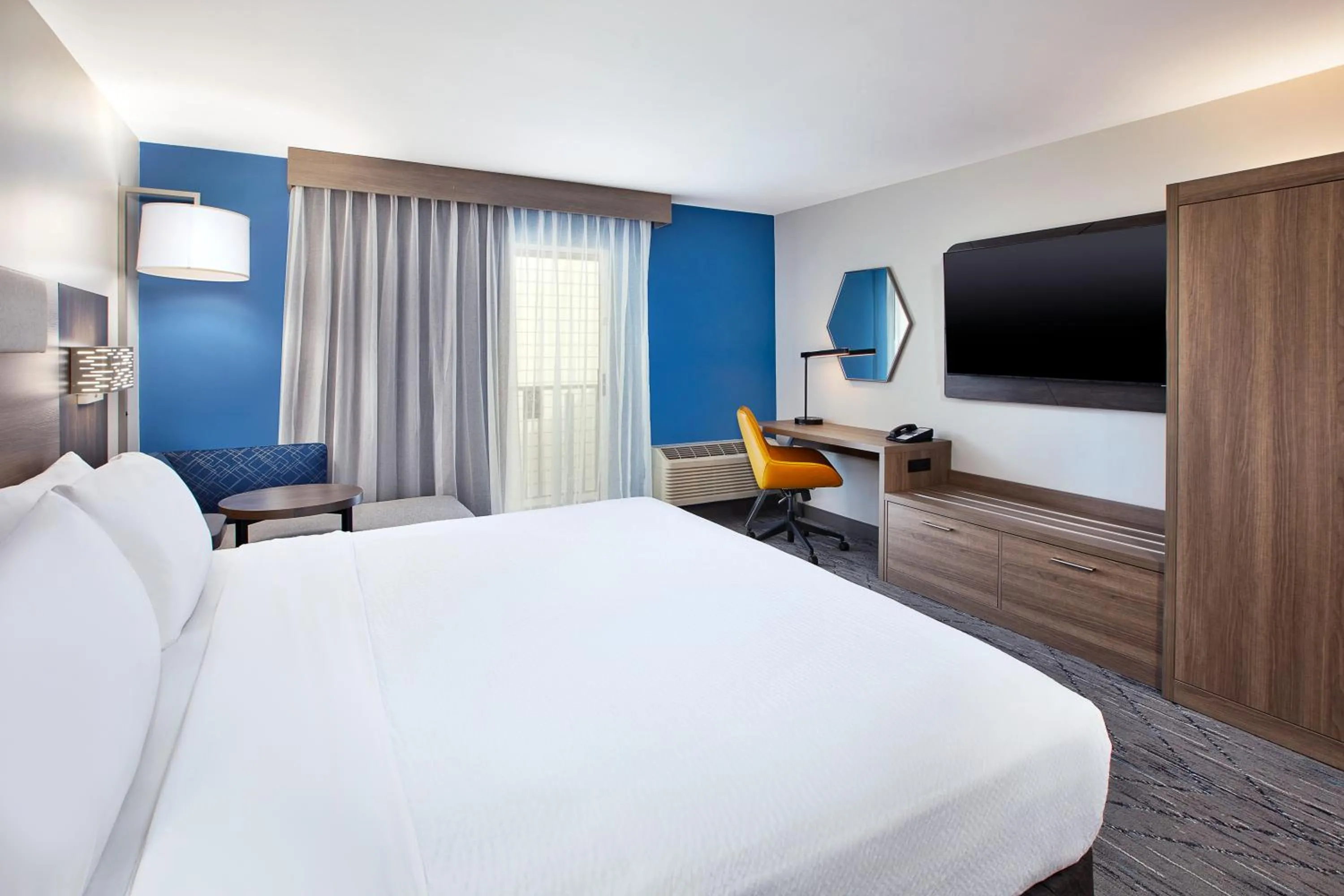 Bedroom, Bed in Holiday Inn Express Hotel & Suites Pittsburgh Airport by IHG