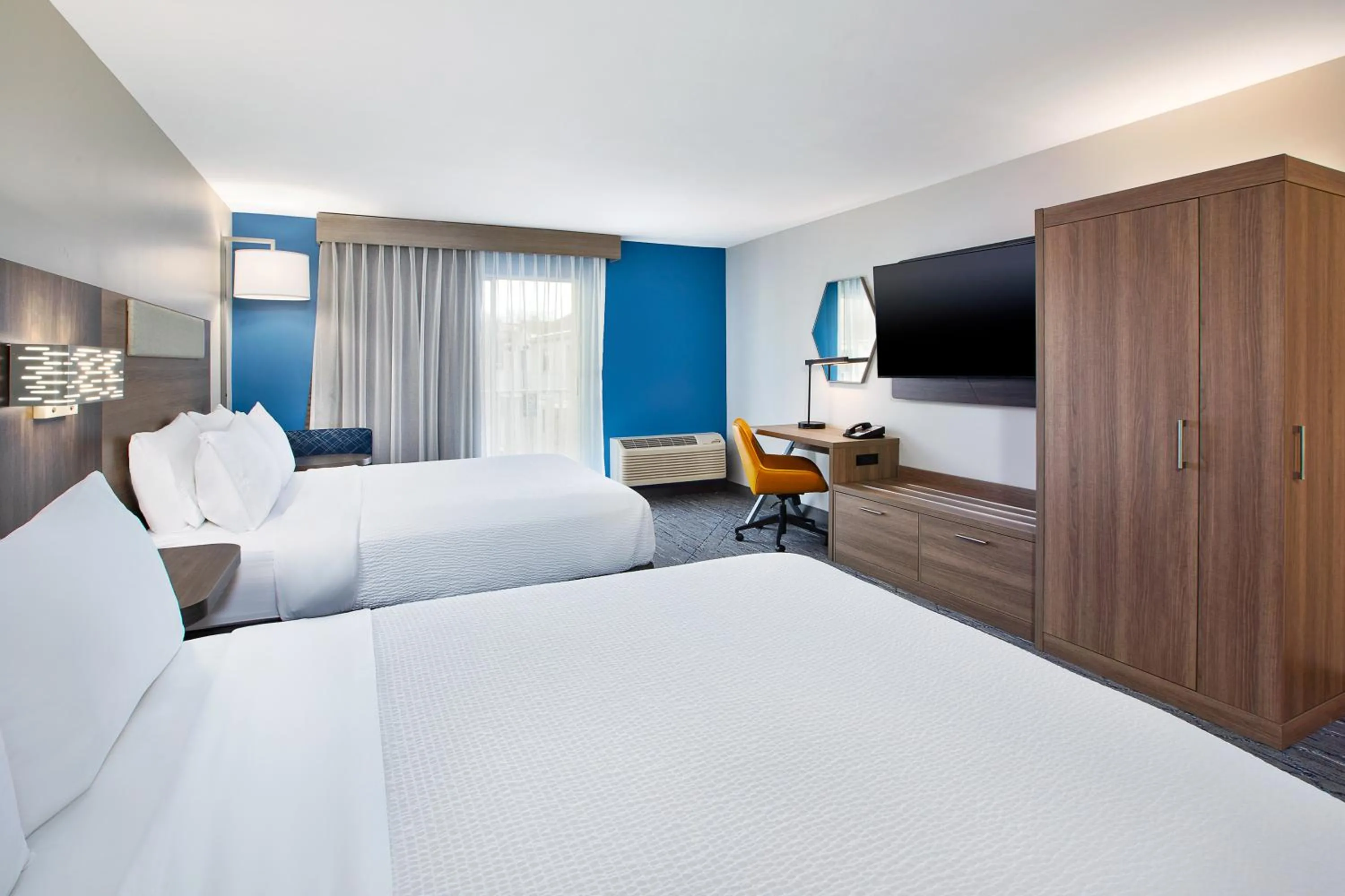 Guests, Bed in Holiday Inn Express Hotel & Suites Pittsburgh Airport by IHG