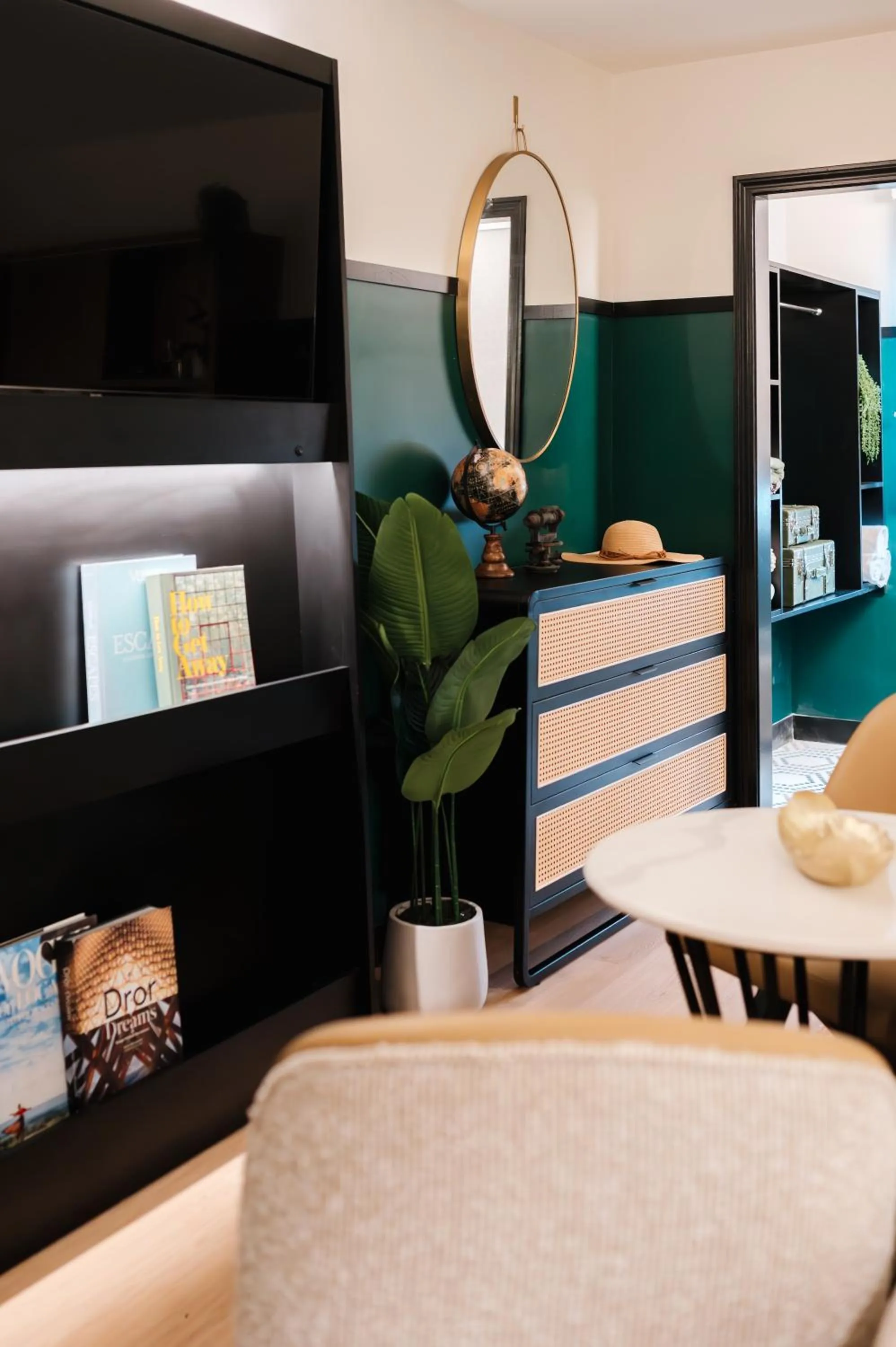 TV and multimedia in UNCOMMONER HOTEL by Reverie Boutique Collection