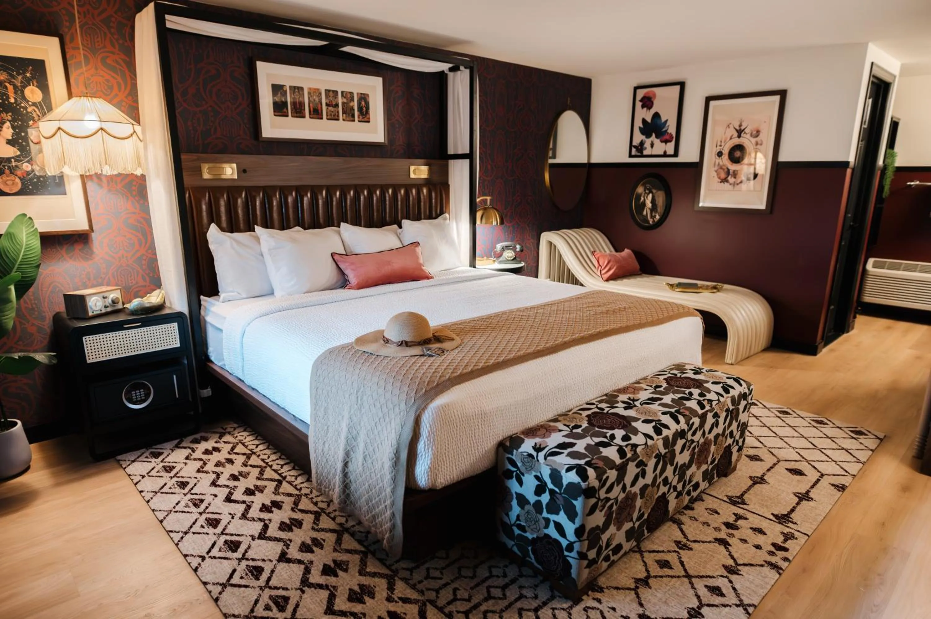 Photo of the whole room, Bed in UNCOMMONER HOTEL by Reverie Boutique Collection