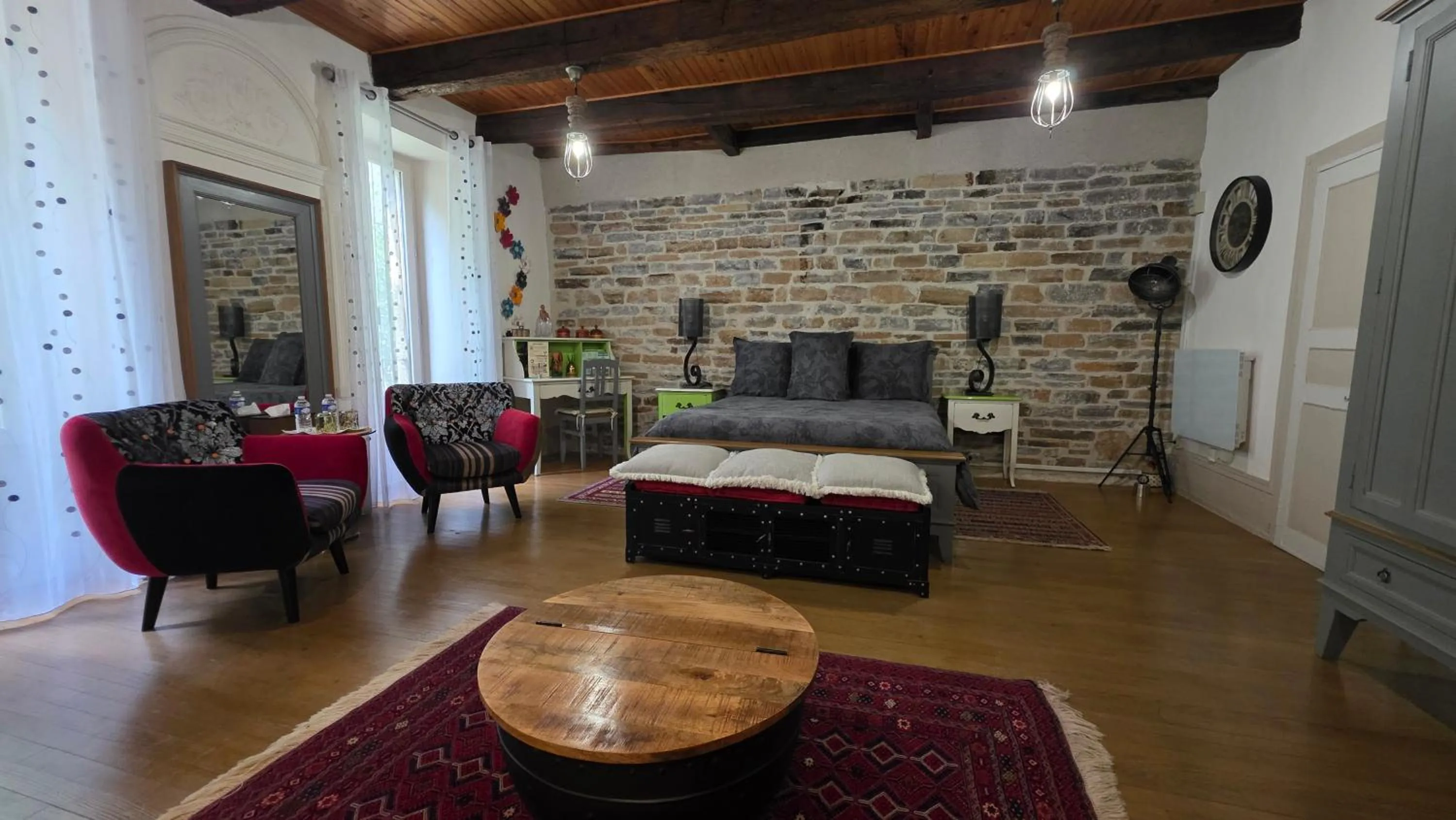 Photo of the whole room, Bed in D'Ici et D'Ailleurs