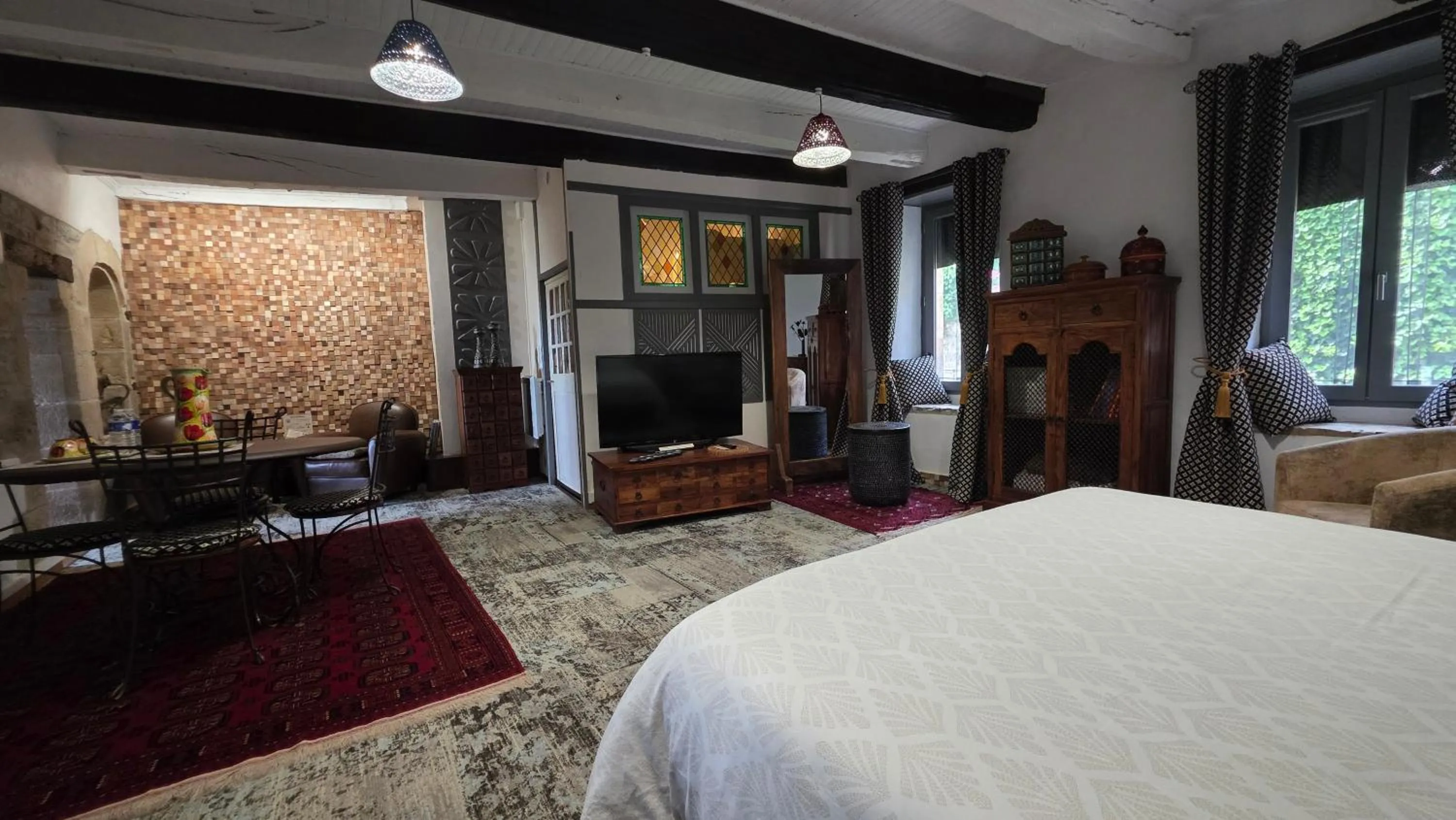 Photo of the whole room, Bed in D'Ici et D'Ailleurs