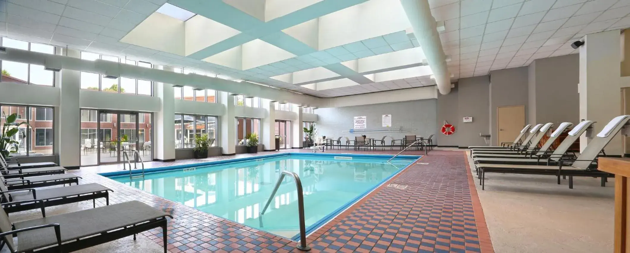Swimming pool in Crowne Plaza Atlanta Perimeter at Ravinia by IHG Swimming pool in Crowne Plaza Atlanta Perimeter at Ravinia by IHG