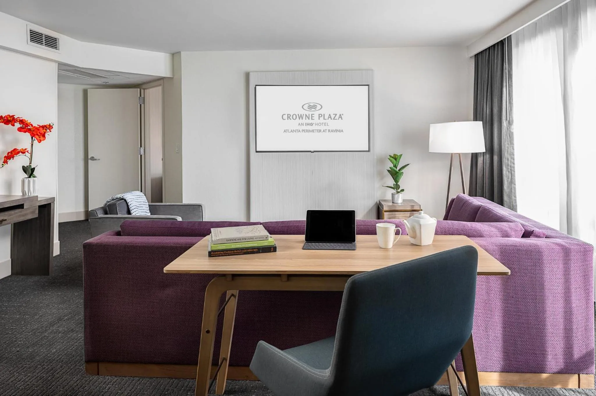 Photo of the whole room in Crowne Plaza Atlanta Perimeter at Ravinia by IHG