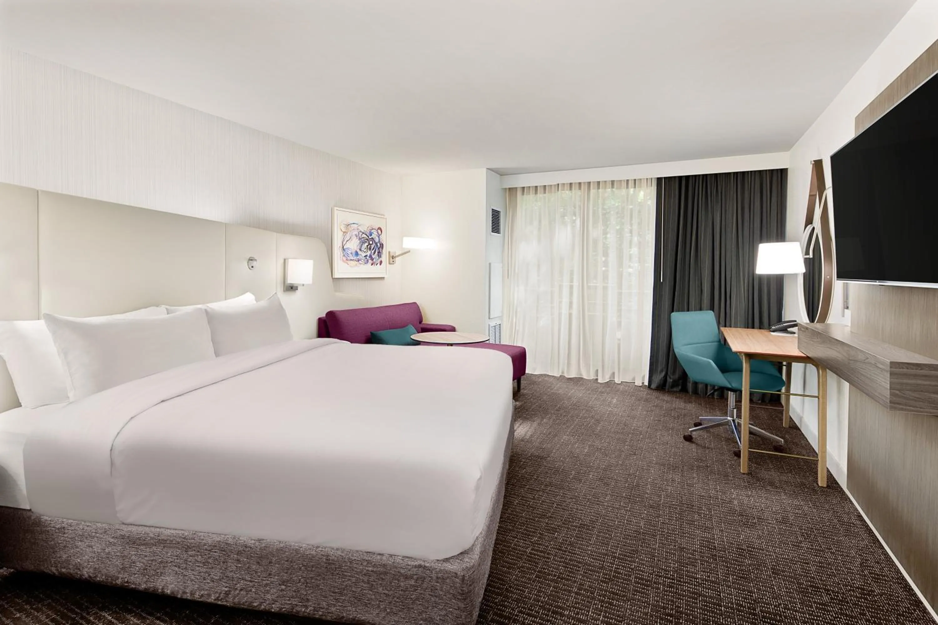 Photo of the whole room, Bed in Crowne Plaza Atlanta Perimeter at Ravinia by IHG