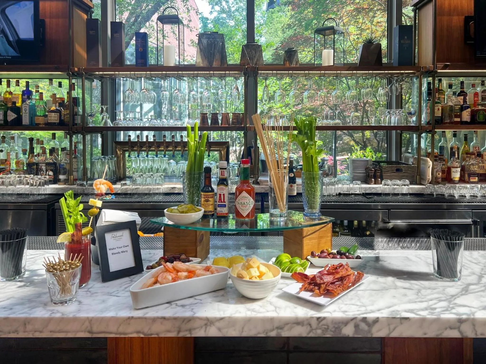 Lounge or bar in Crowne Plaza Atlanta Perimeter at Ravinia by IHG