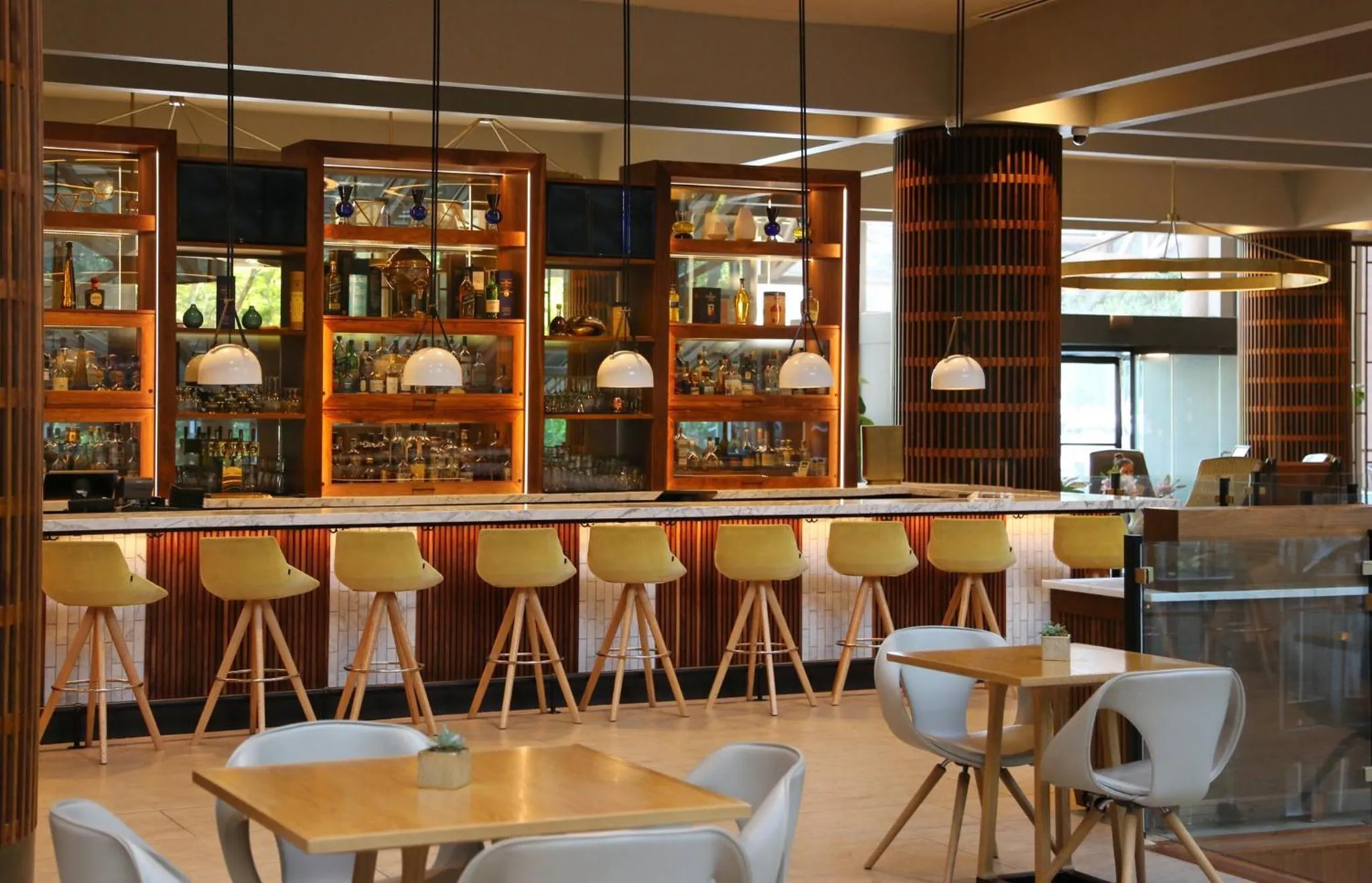 Lounge or bar in Crowne Plaza Atlanta Perimeter at Ravinia by IHG