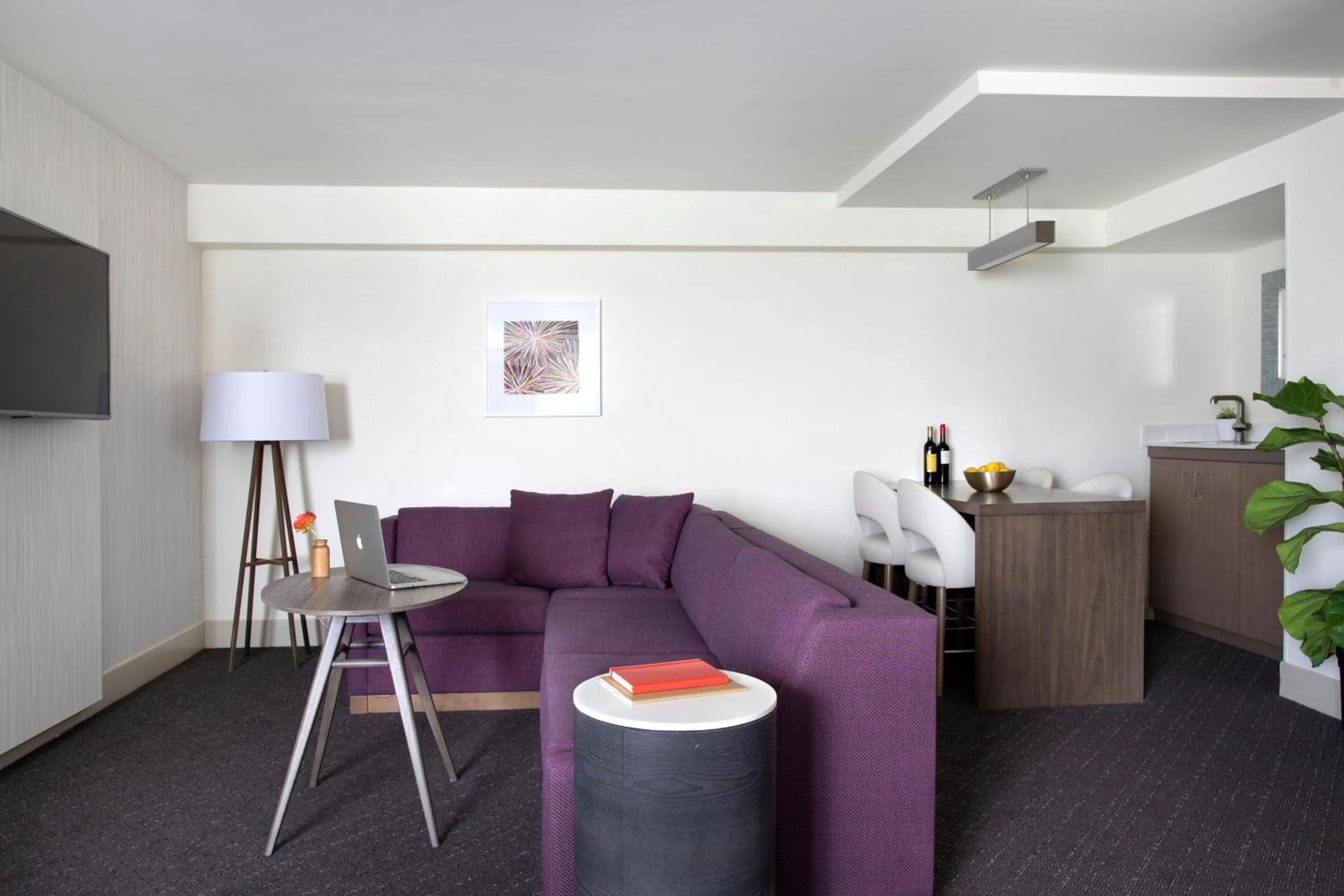 Living room in Crowne Plaza Atlanta Perimeter at Ravinia by IHG