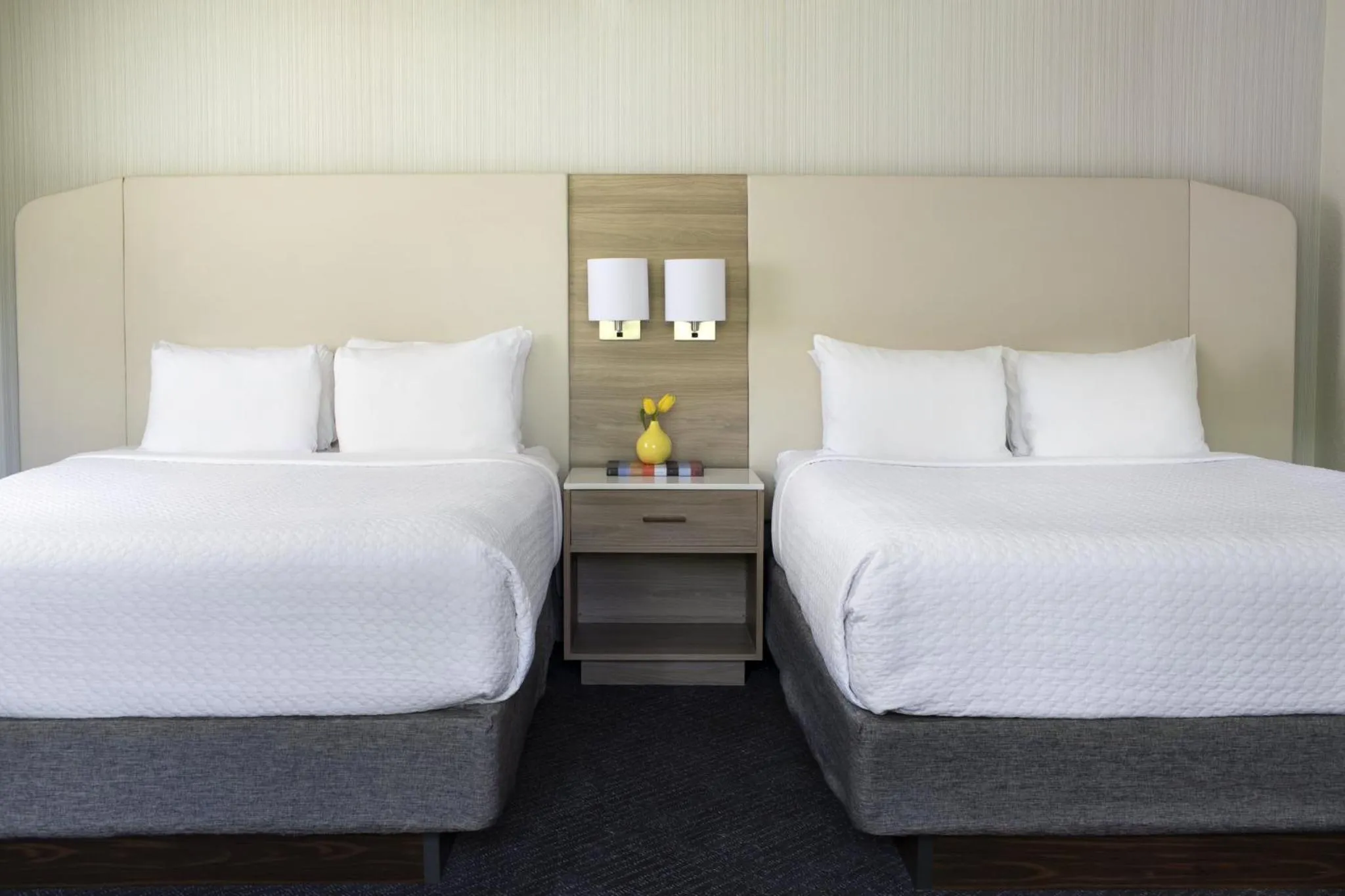 Photo of the whole room, Bed in Crowne Plaza Atlanta Perimeter at Ravinia by IHG