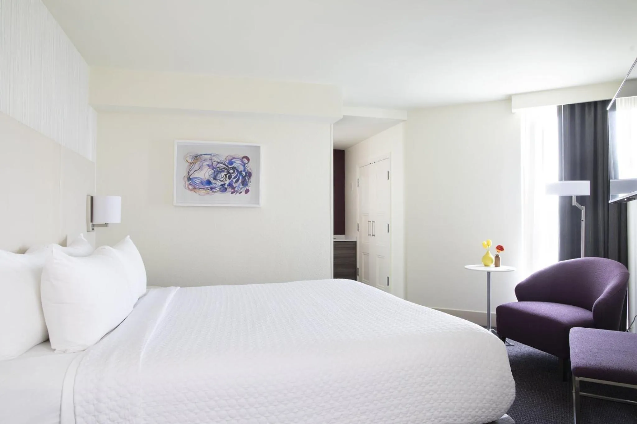 Photo of the whole room, Bed in Crowne Plaza Atlanta Perimeter at Ravinia by IHG