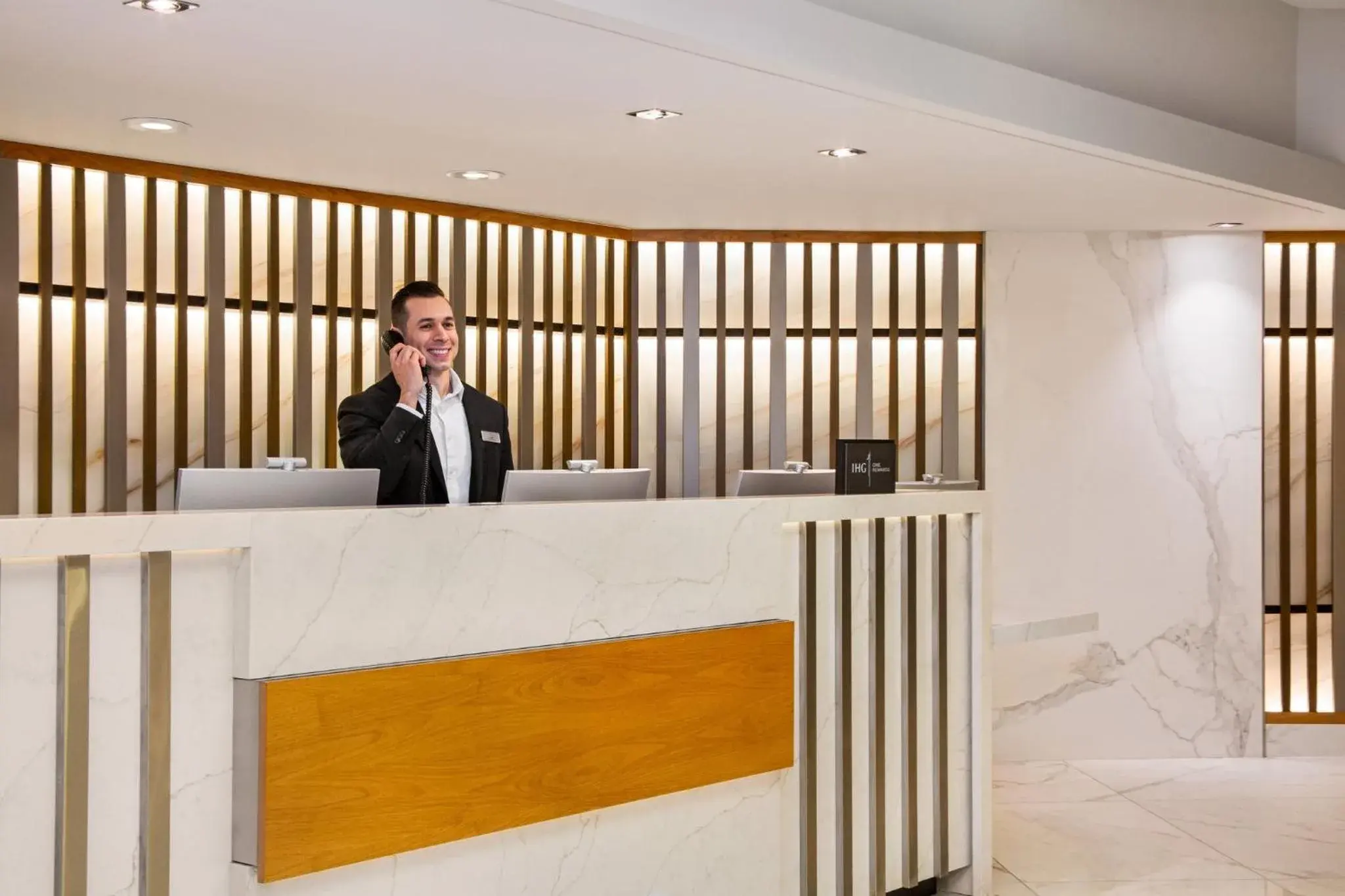 Property building in Crowne Plaza Seattle Newly Renovated with No Resort Fee Property building in Crowne Plaza Seattle Newly Renovated with No Resort Fee