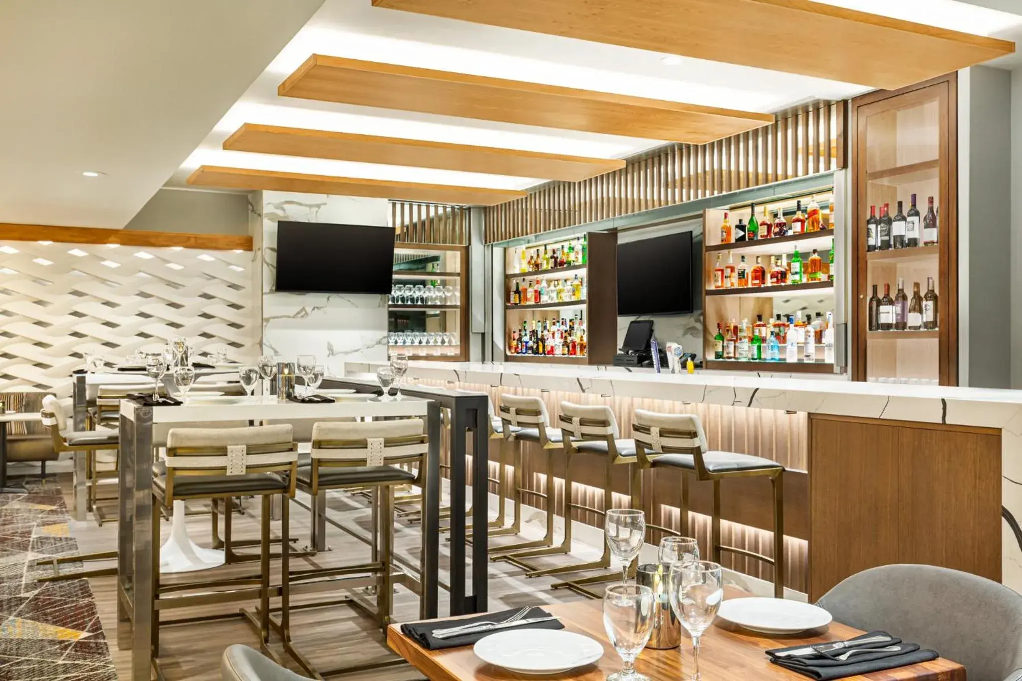 Lounge or bar in Crowne Plaza Seattle Newly Renovated with No Resort Fee Lounge or bar in Crowne Plaza Seattle Newly Renovated with No Resort Fee