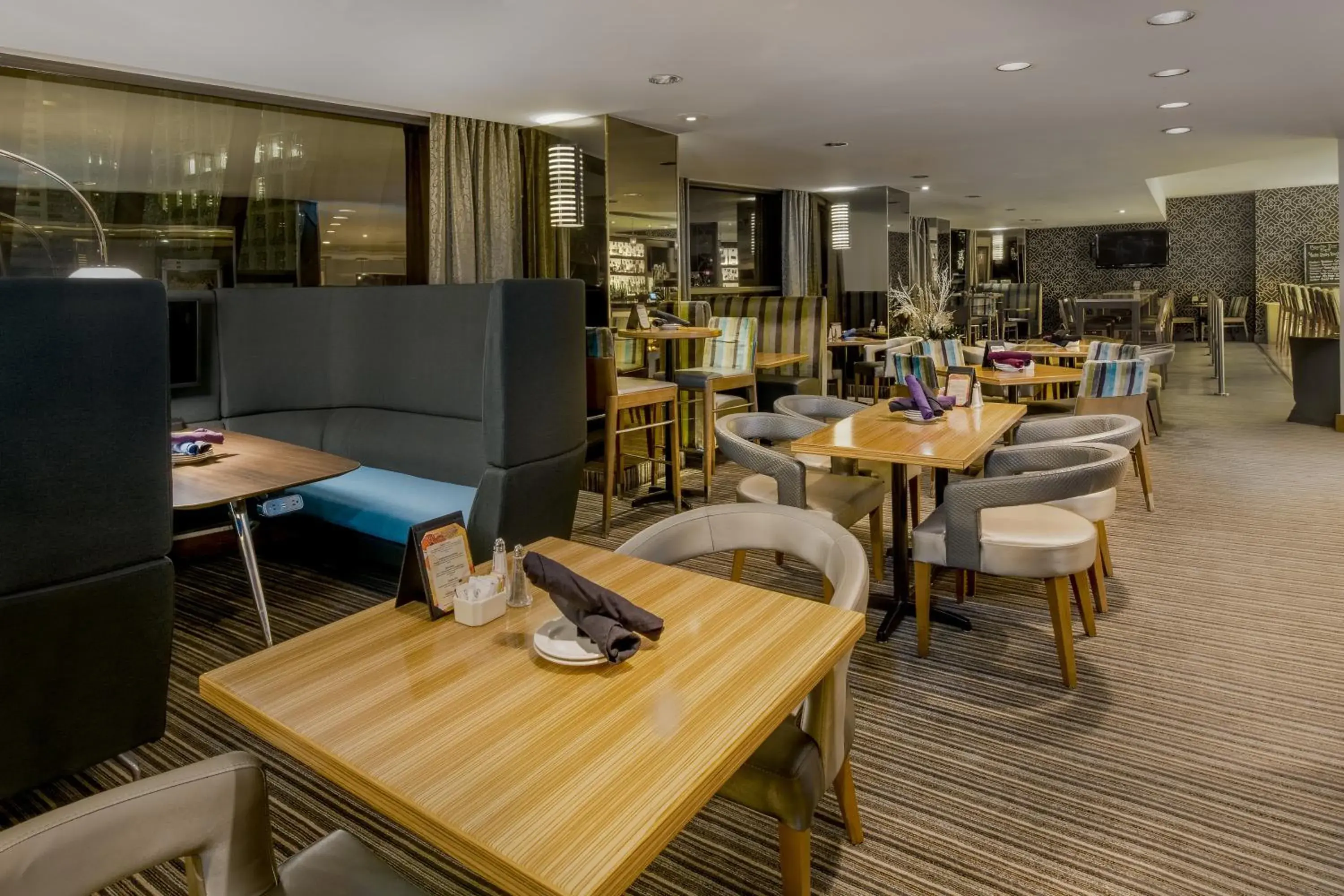 Lounge or bar in Crowne Plaza Seattle Newly Renovated with No Resort Fee Lounge or bar in Crowne Plaza Seattle Newly Renovated with No Resort Fee