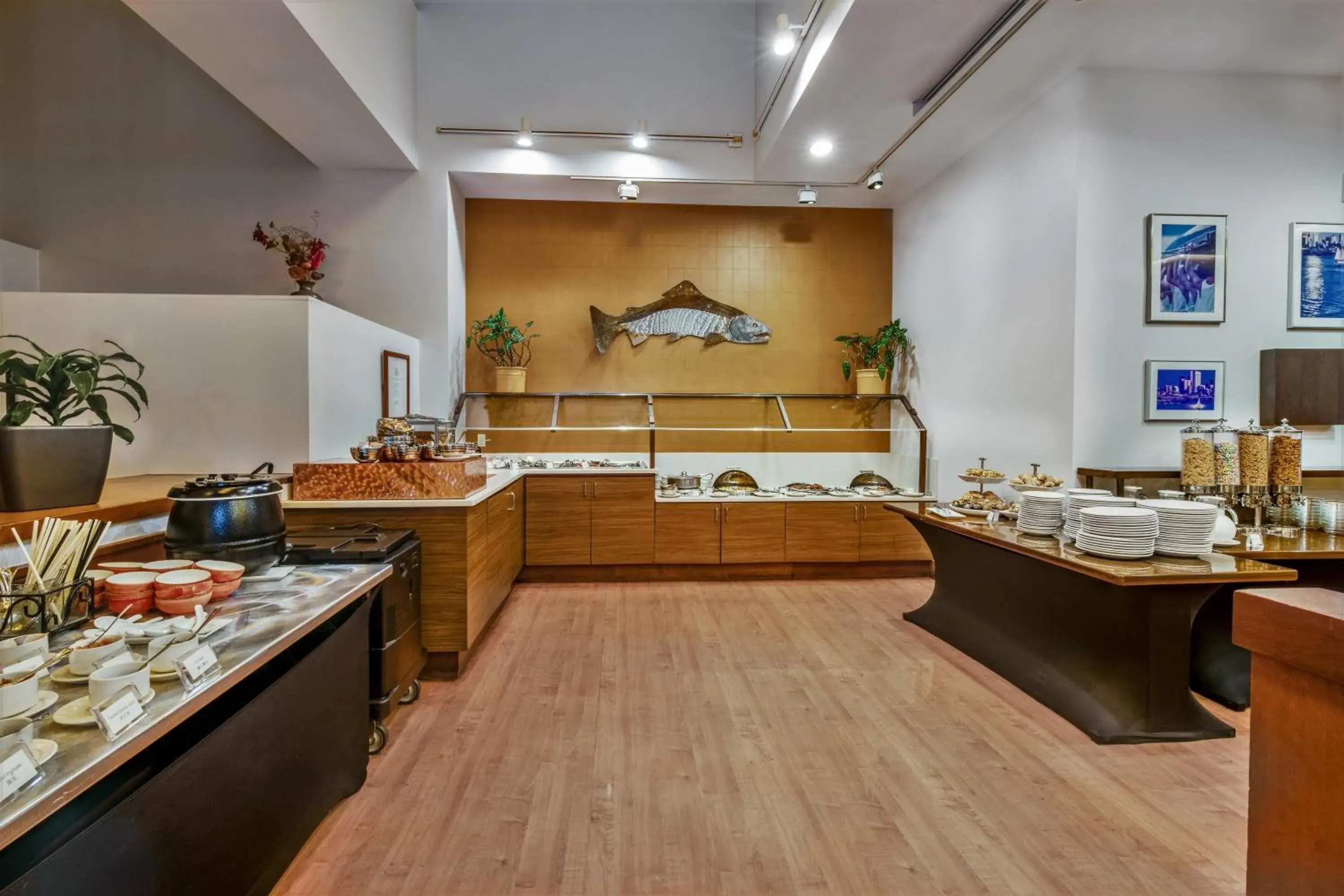 Restaurant/places to eat in Crowne Plaza Seattle Newly Renovated with No Resort Fee Restaurant/places to eat in Crowne Plaza Seattle Newly Renovated with No Resort Fee