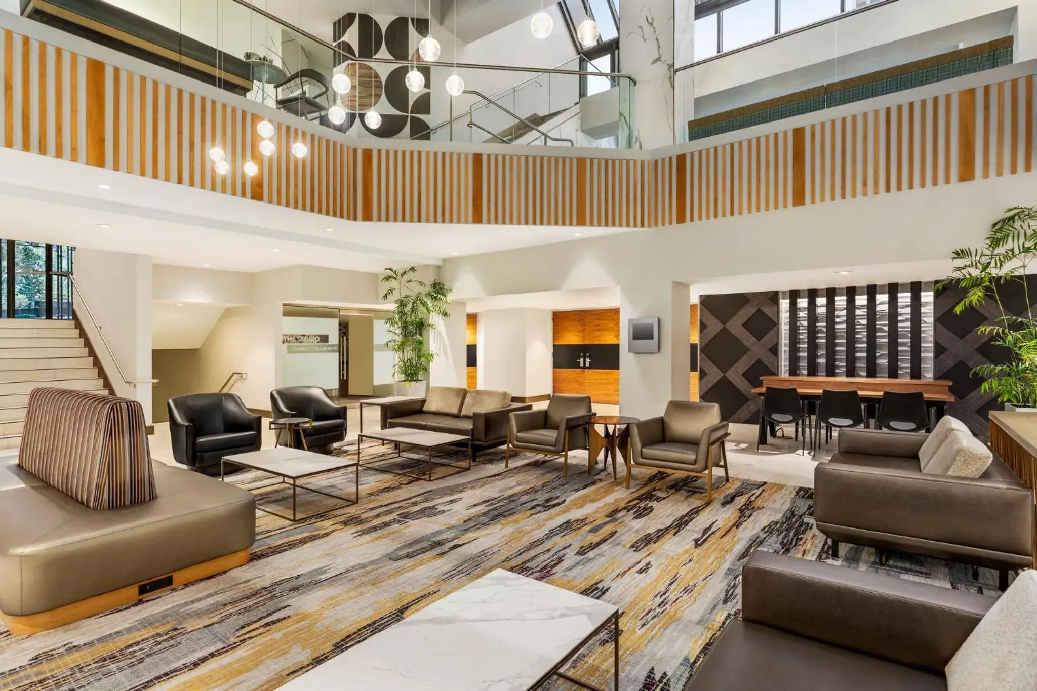 Property building in Crowne Plaza Seattle Newly Renovated with No Resort Fee Property building in Crowne Plaza Seattle Newly Renovated with No Resort Fee