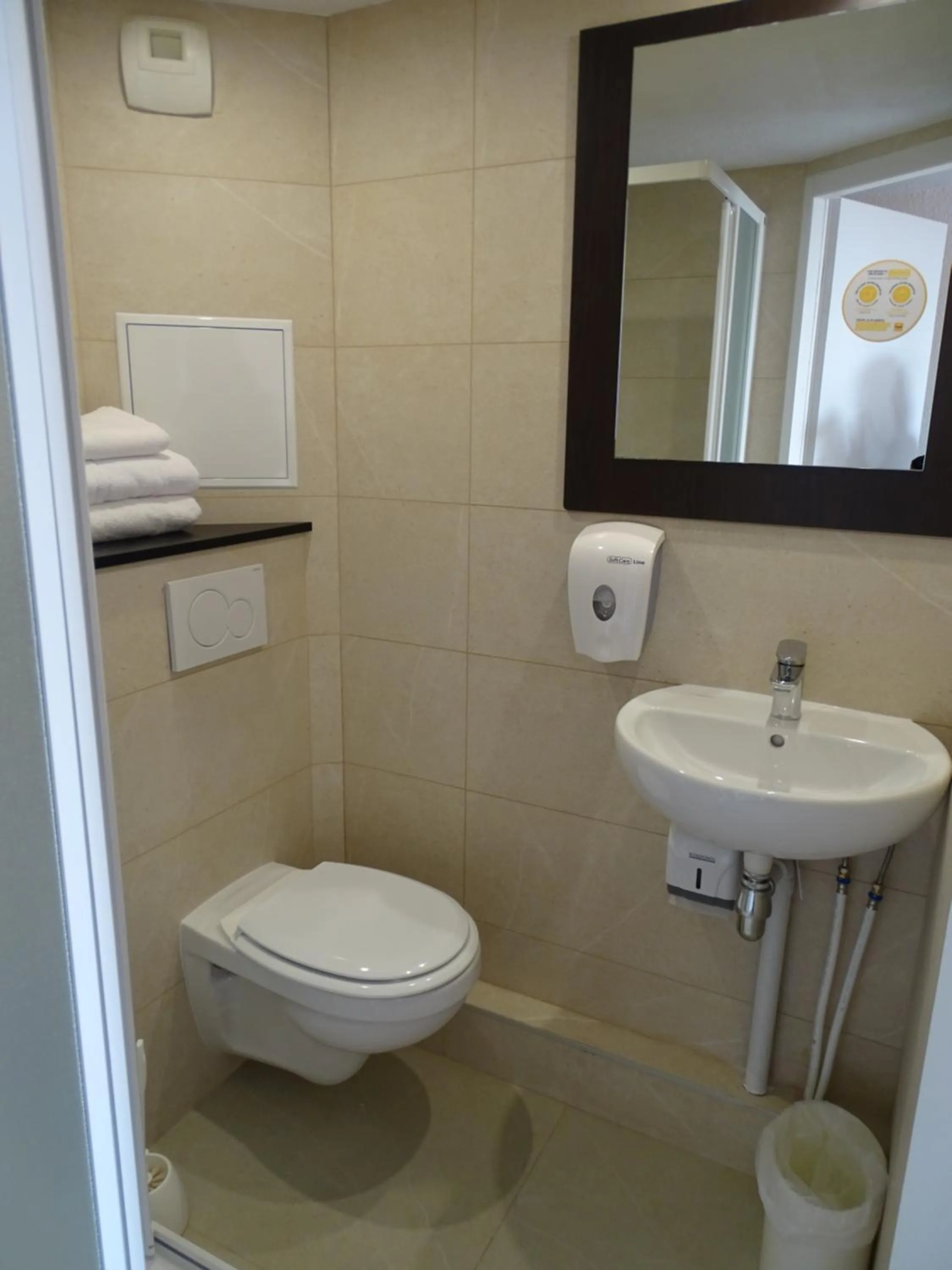 Toilet, Bathroom in Première Classe Troyes Sud - Buchères