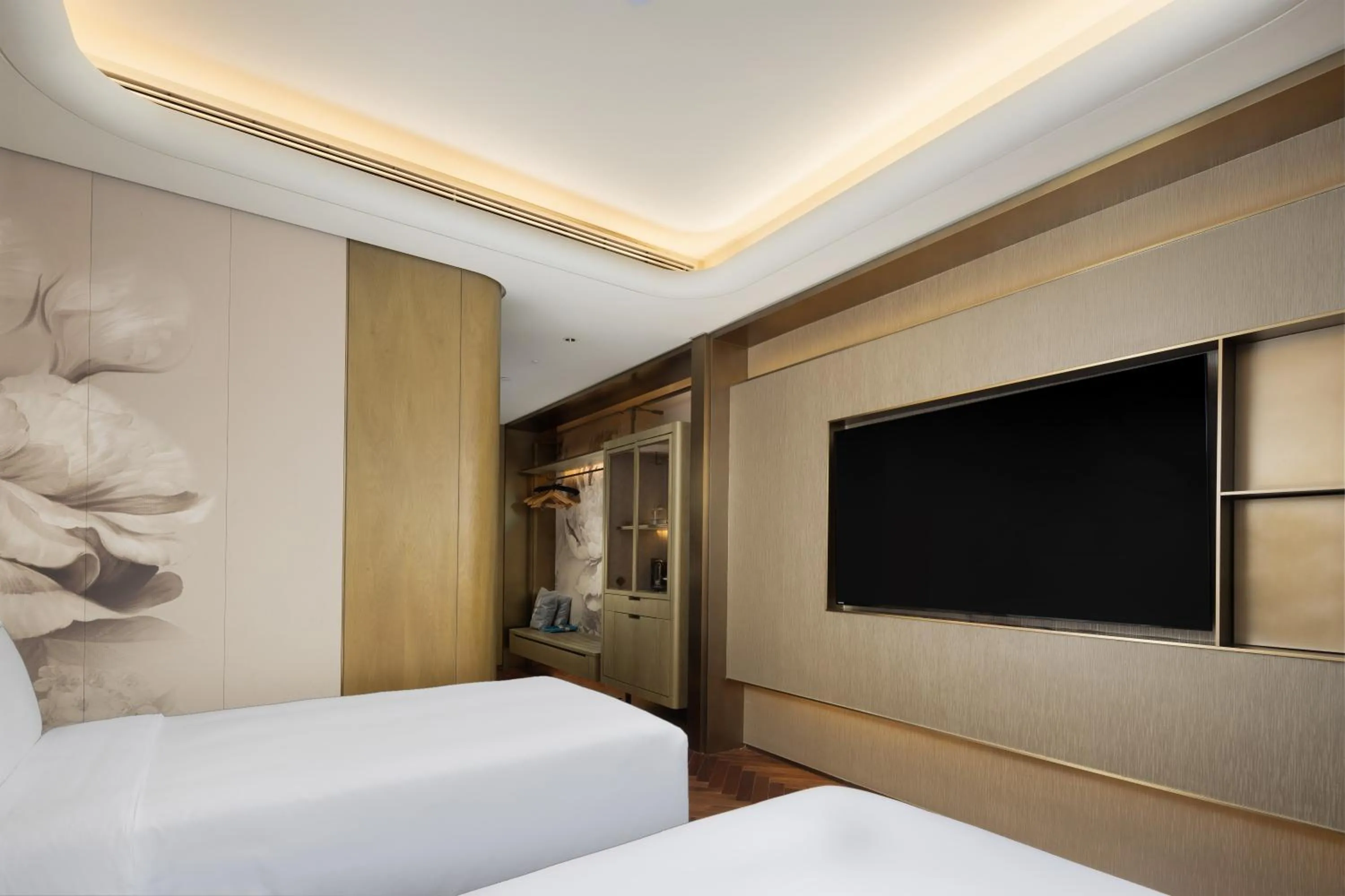 Photo of the whole room, Bed in Blossom House Shanghai On The Bund