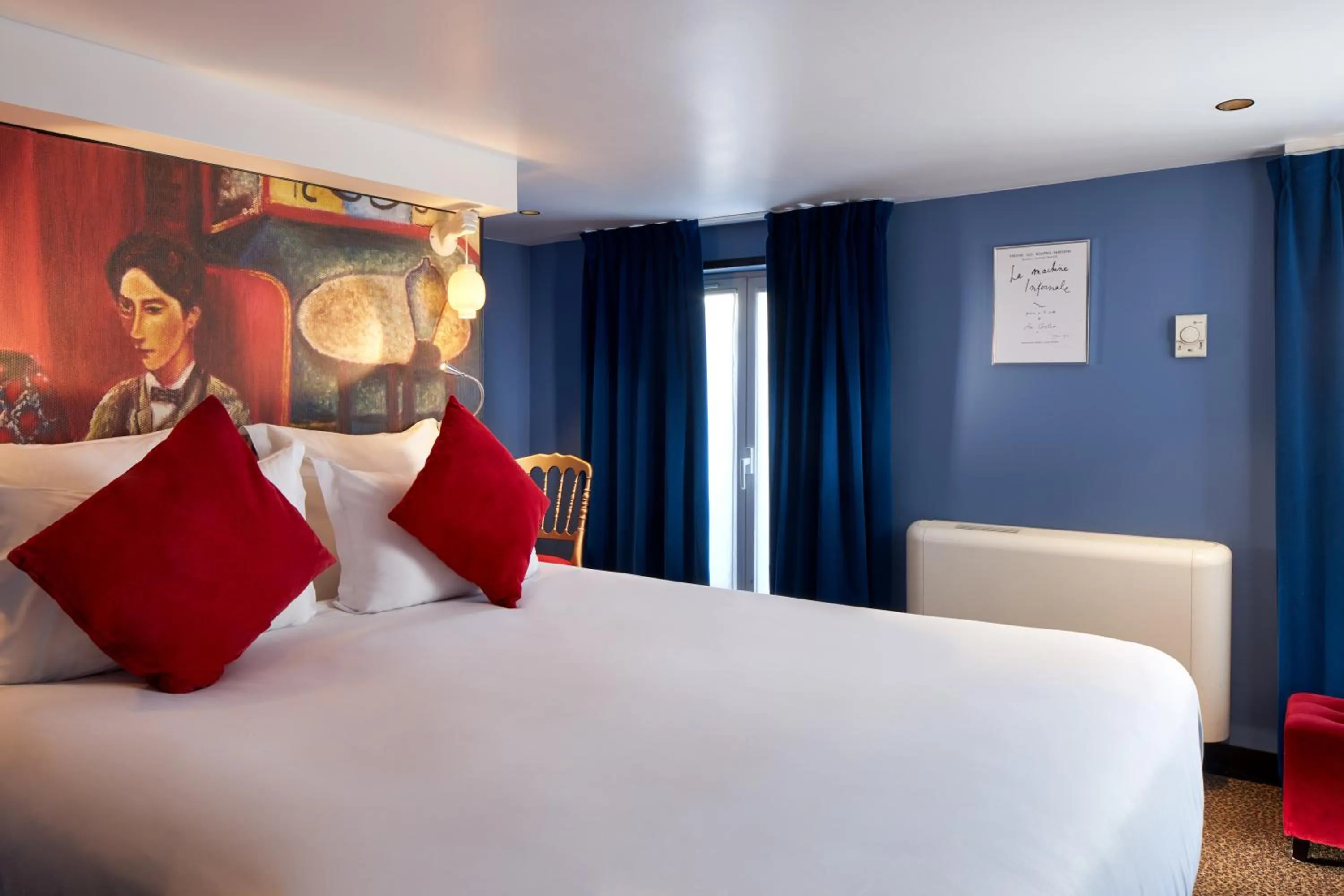 Bed in Hotel Les Théâtres