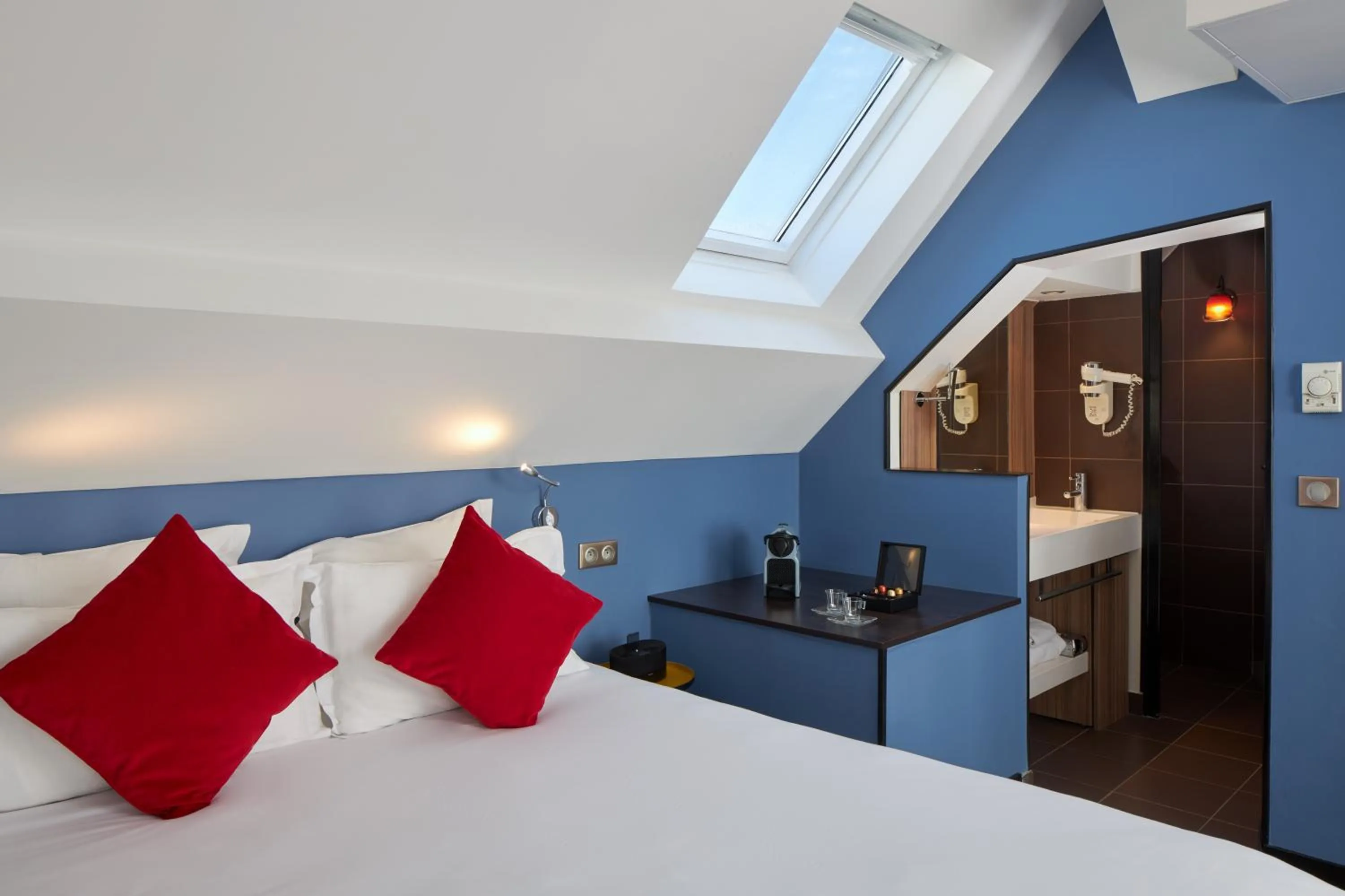 Bed in Hotel Les Théâtres