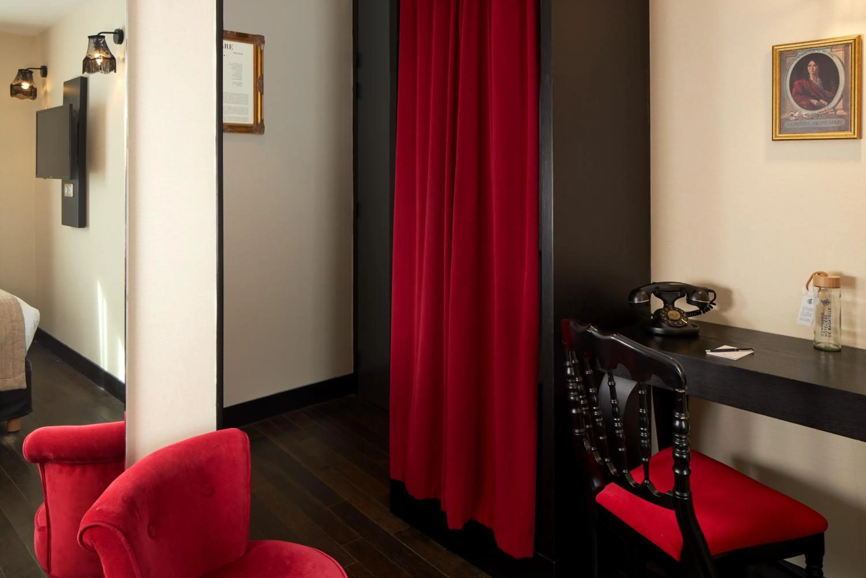 Bed in Hotel Les Théâtres