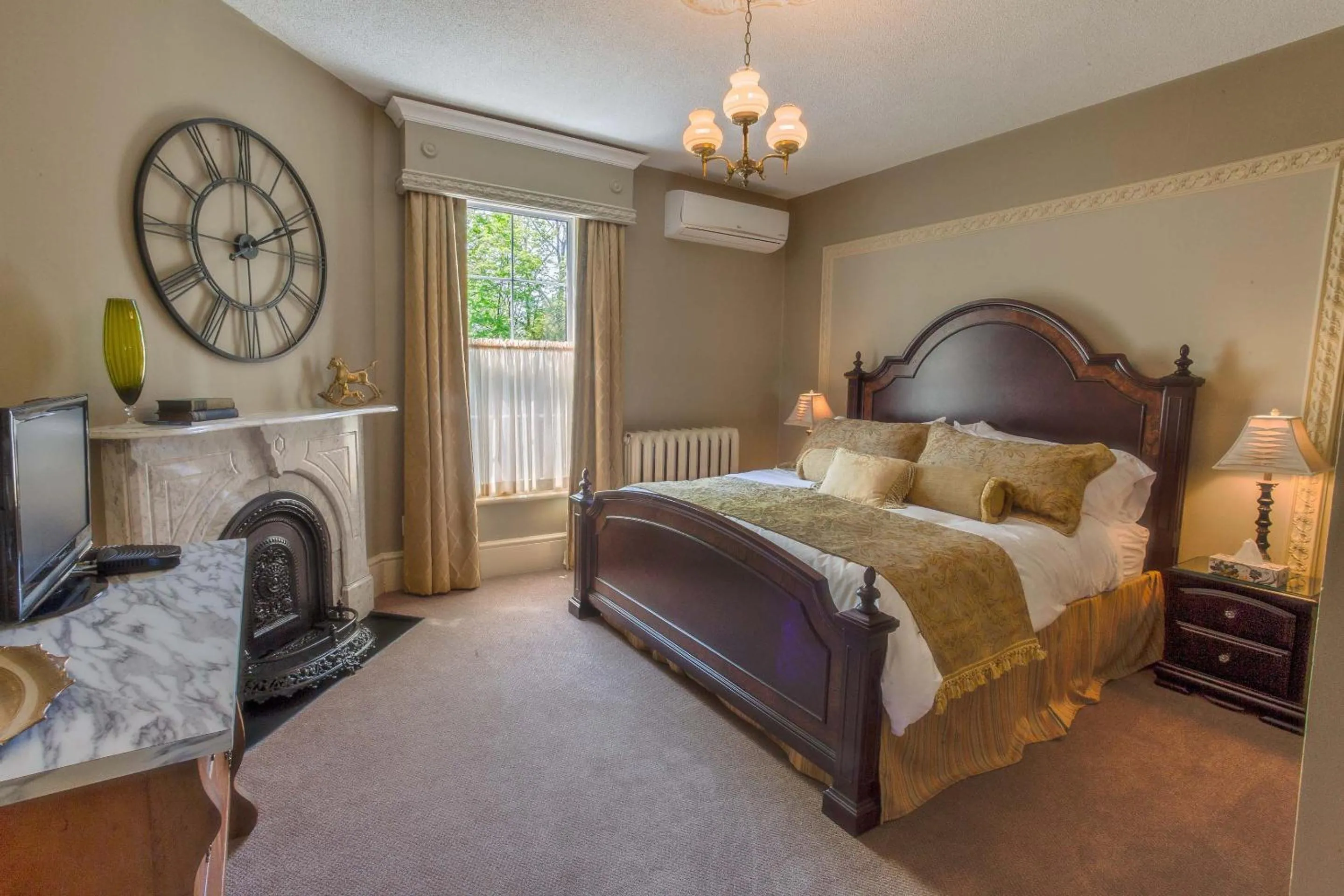 Photo of the whole room, Bed in The Woodview Inn