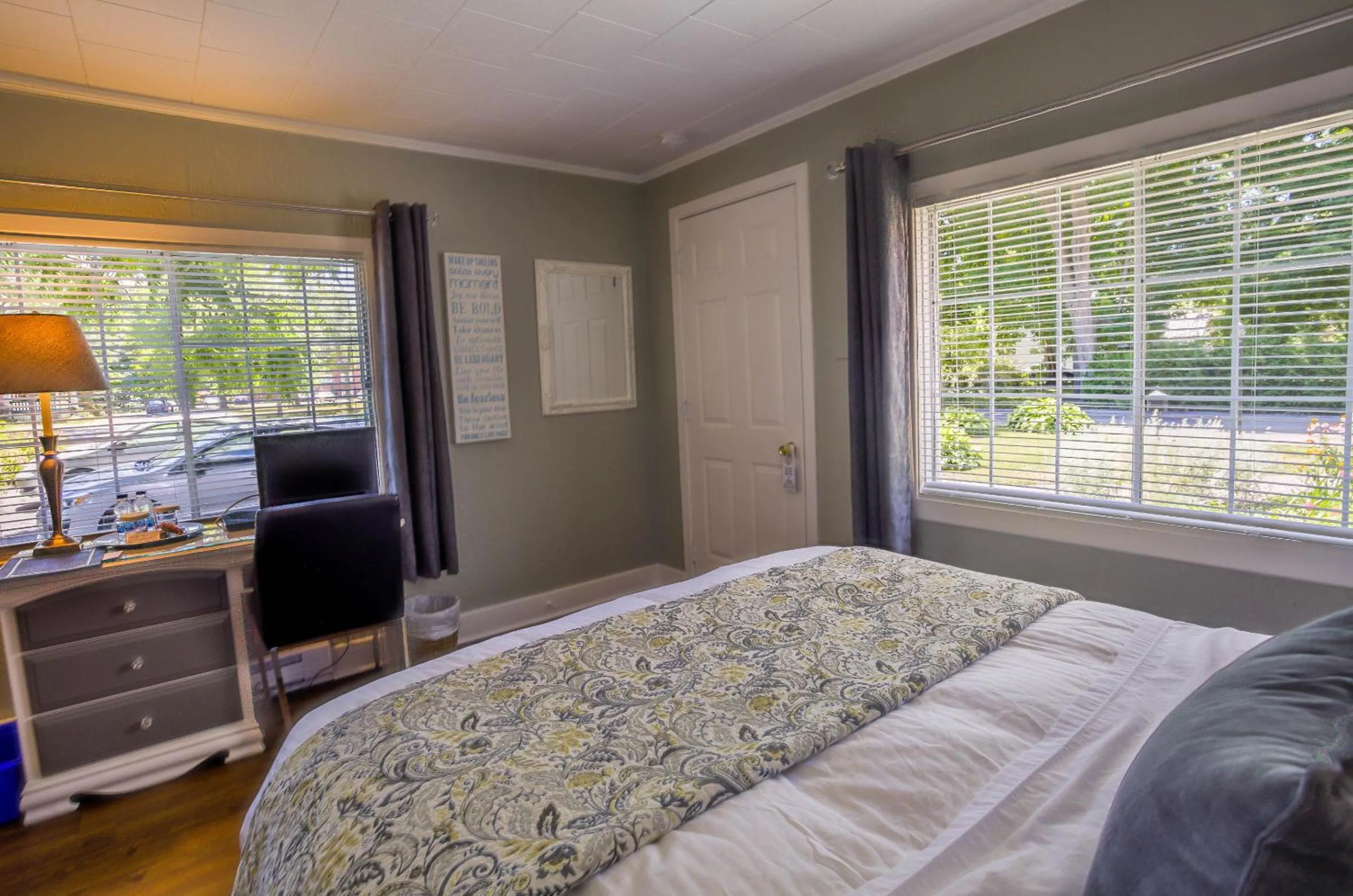 Bed in The Woodview Inn