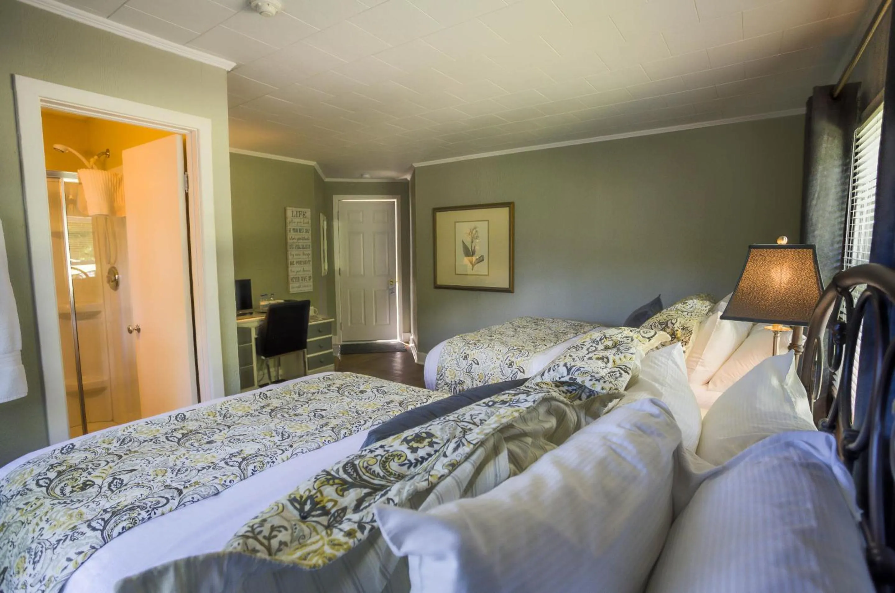 Bed in The Woodview Inn