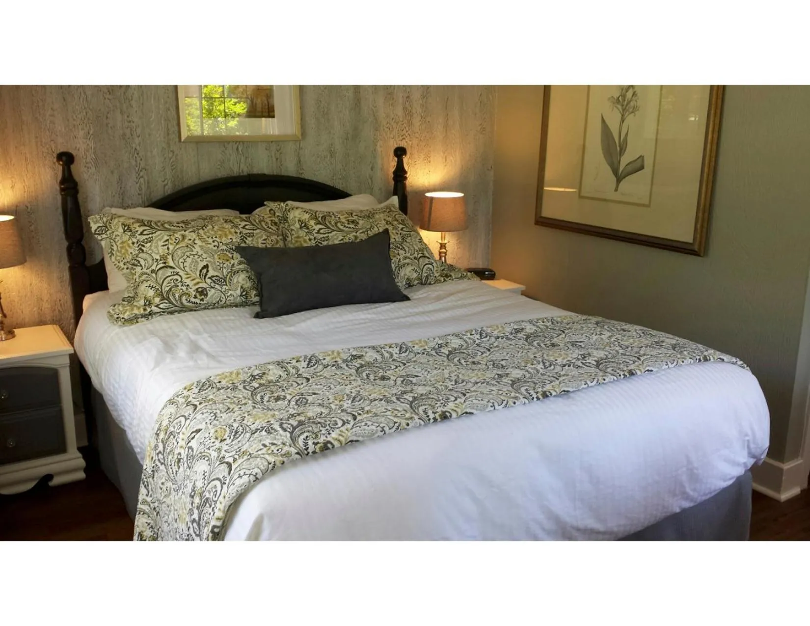 Bed in The Woodview Inn