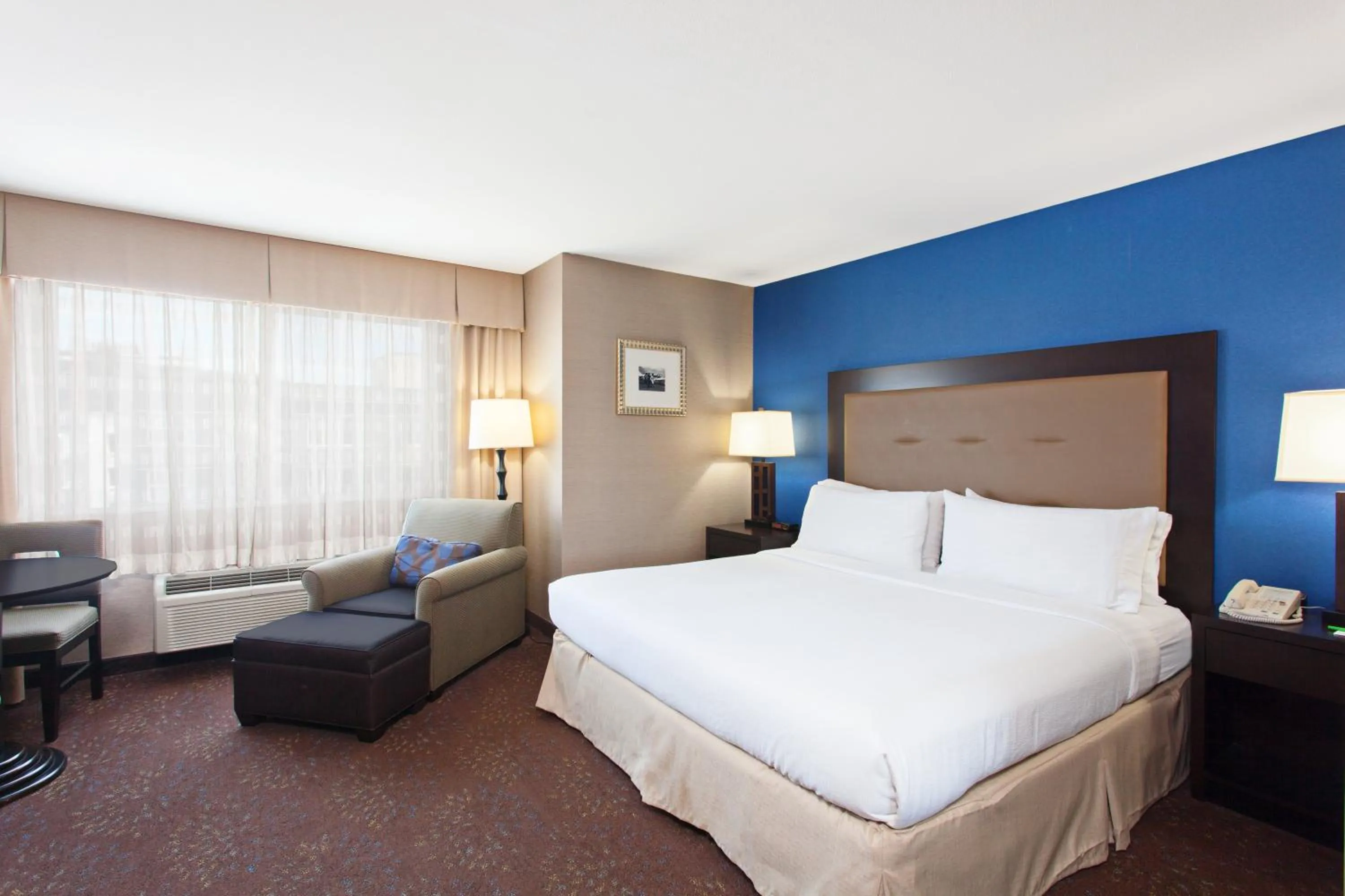 Photo of the whole room, Bed in Holiday Inn Seattle DWTN Lake Union by IHG