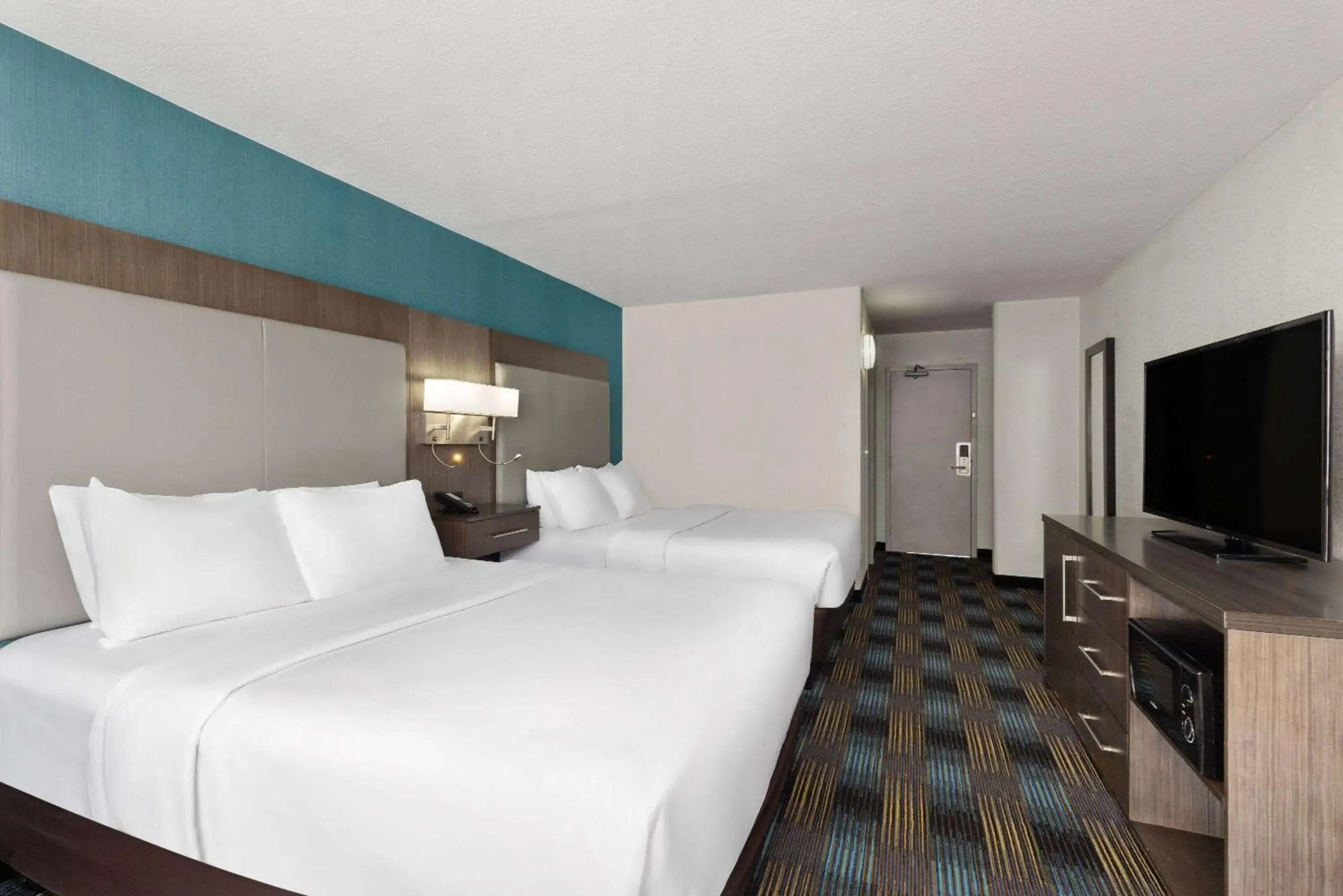 Photo of the whole room, Bed in Wingate by Wyndham Kansas City Photo of the whole room, Bed in Wingate by Wyndham Kansas City